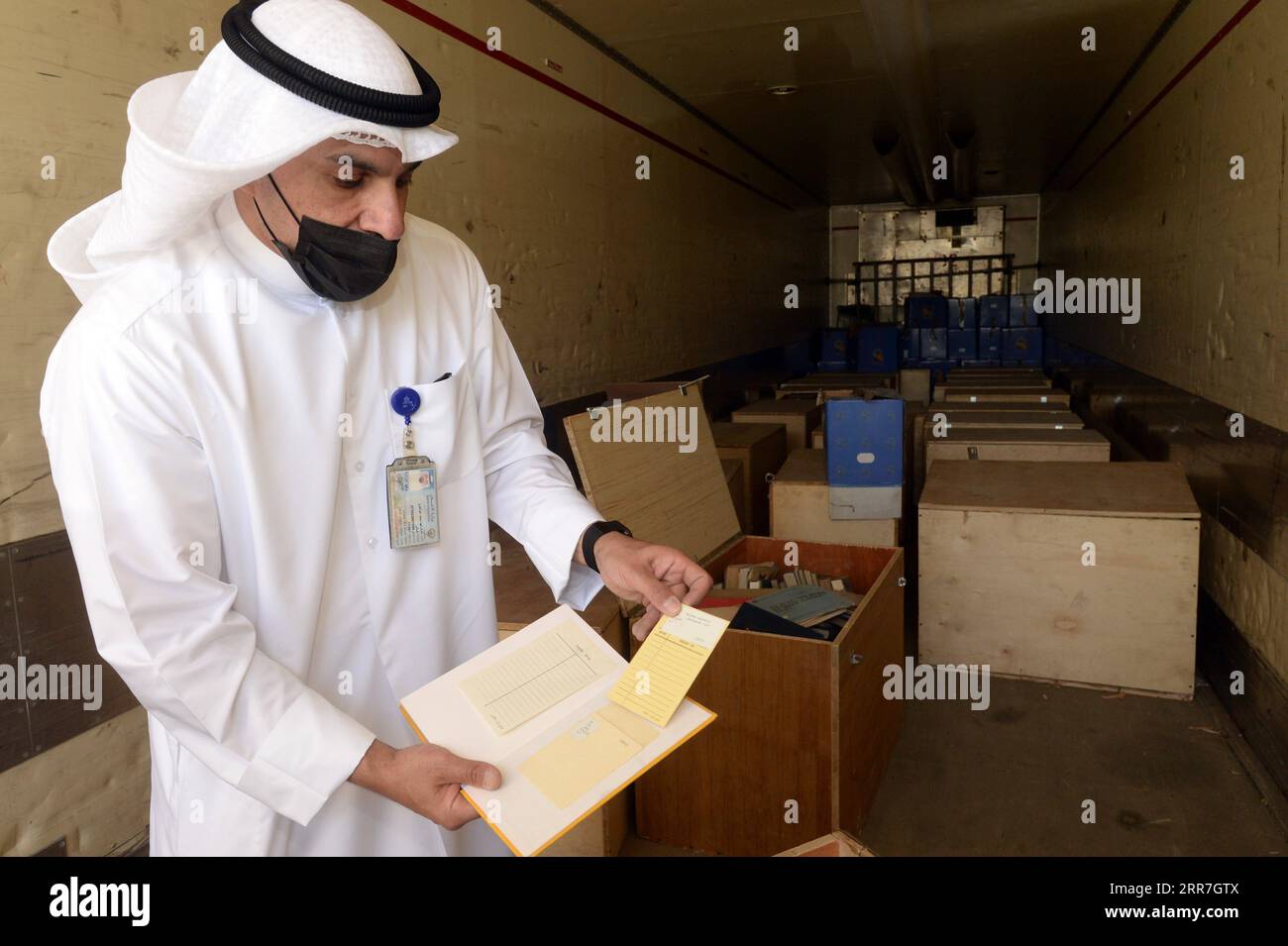 210329 -- KUWAIT CITY, March 29, 2021 -- A Kuwaiti official checks belongings returned by the Iraqi side during a handover ceremony in Kuwait City, Kuwait, March 28, 2021. Kuwait received on Sunday a batch of belongings seized by the Iraqi side during the Iraqi invasion of Kuwait. Photo by /Xinhua KUWAIT-KUWAIT CITY-IRAQ-BELONGINGS-HANDOVER Asad PUBLICATIONxNOTxINxCHN Stock Photo
