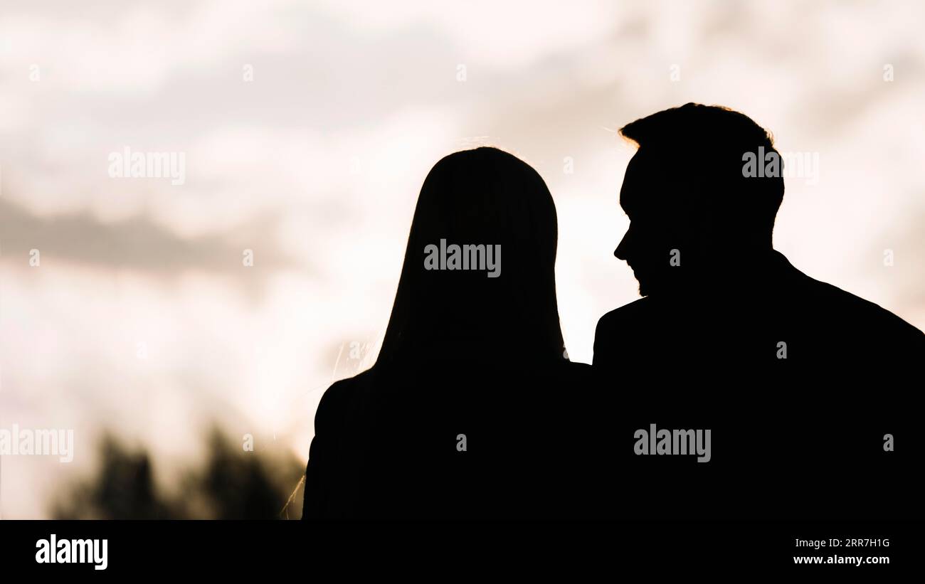 Silhouette couple hi-res stock photography and images - Alamy
