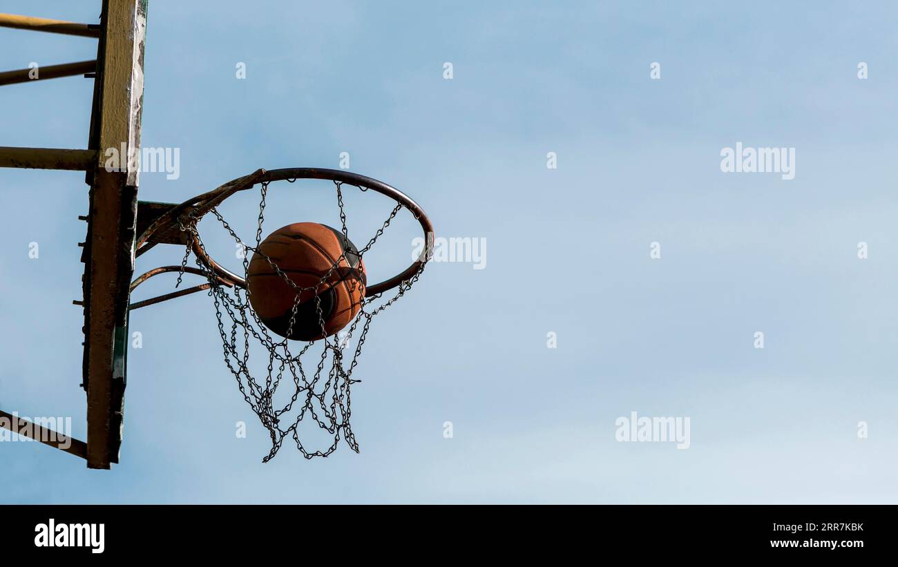 Sideways low view basketball hoop Stock Photo - Alamy