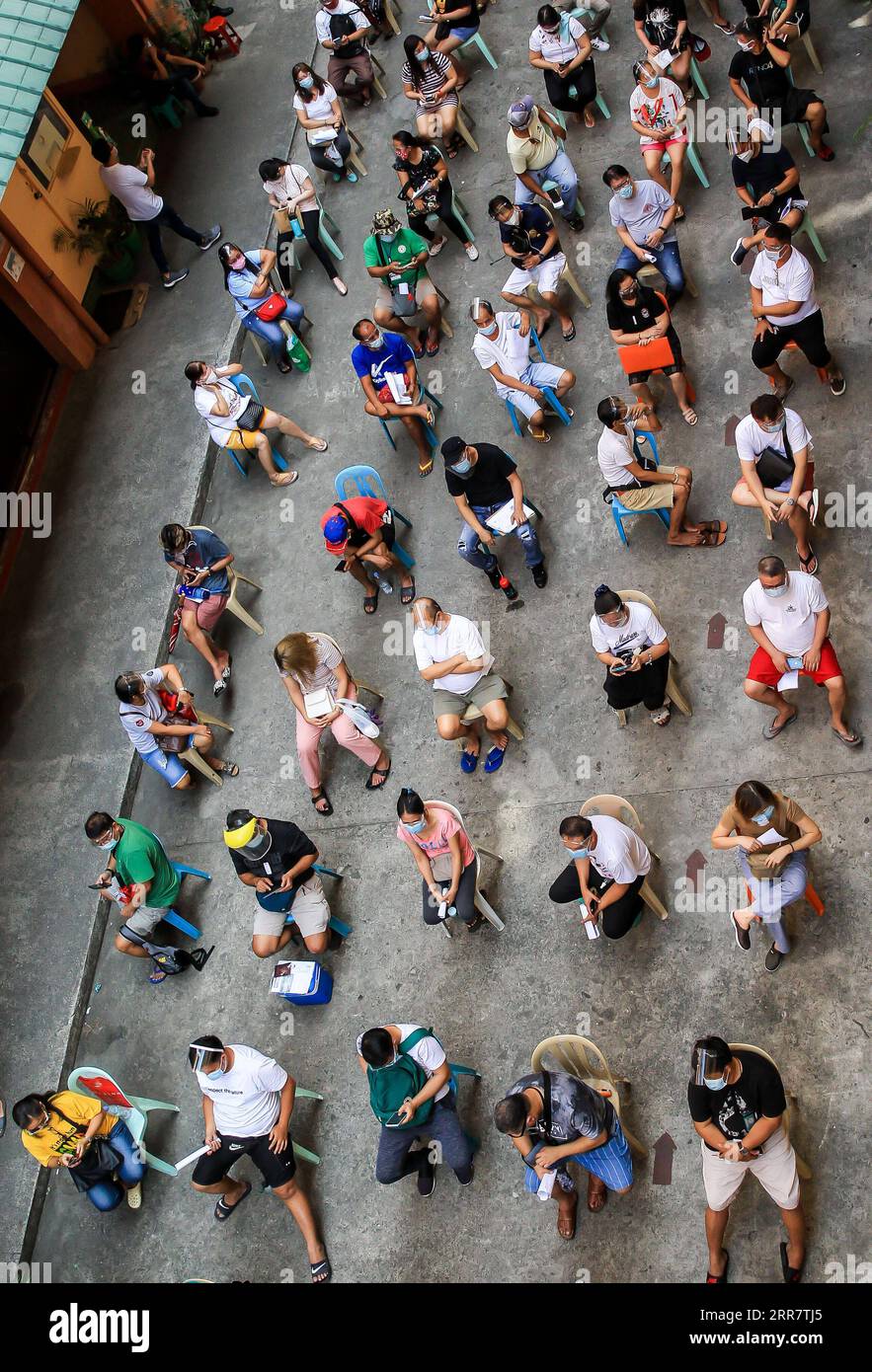 210404 -- MANILA, April 4, 2021 -- Residents wait to be inoculated with CoronaVac COVID-19 vaccines, made by Sinovac Biotech, at a vaccination site in Manila, the Philippines on April 4, 2021. The Philippines Department of Health DOH reported 11,028 new COVID-19 infections on Sunday, bringing the total number of confirmed cases in the Southeast Asian country to 795,051. The death toll climbed to 13,425 after two more patients died from the viral disease, the DOH said.  PHILIPPINES-MANILA-COVID-19-VACCINATION RouellexUmali PUBLICATIONxNOTxINxCHN Stock Photo