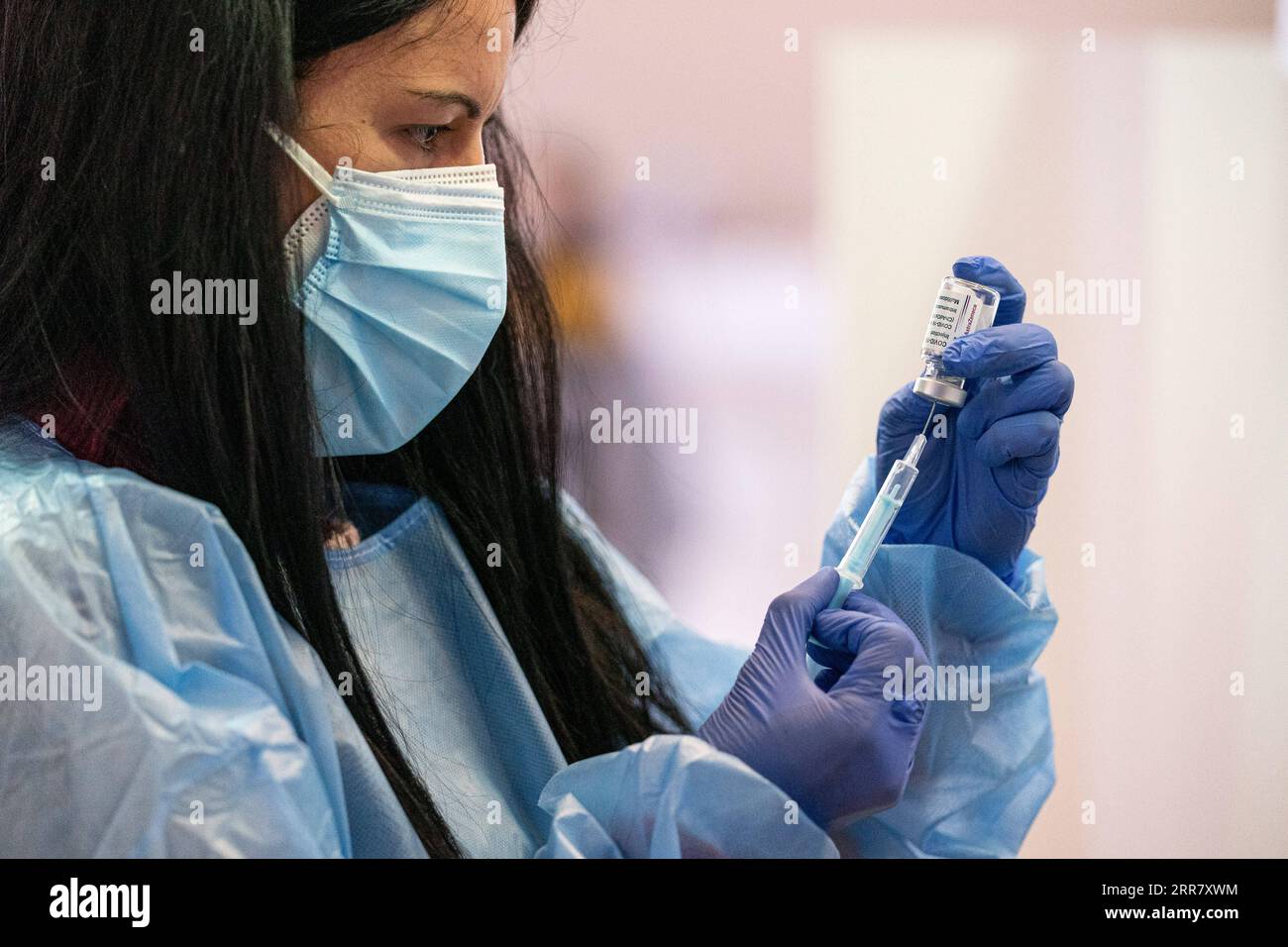 News Bilder des Tages 210407 -- CORNELLA, April 7, 2021 -- A health worker prepares a dose of AstraZeneca COVID-19 vaccine at a vaccination site in Cornella, Spain, April 7, 2021. The European Medicines Agency EMA confirmed on Wednesday that the occurrence of blood clots with low blood platelets are strongly associated with the administration of AstraZeneca COVID-19 vaccine, but should be still listed as very rare side effects. Photo by /Xinhua SPAIN-CORNELLA-ASTRAZENECA COVID-19 VACCINE JoanxGosa PUBLICATIONxNOTxINxCHN Stock Photo