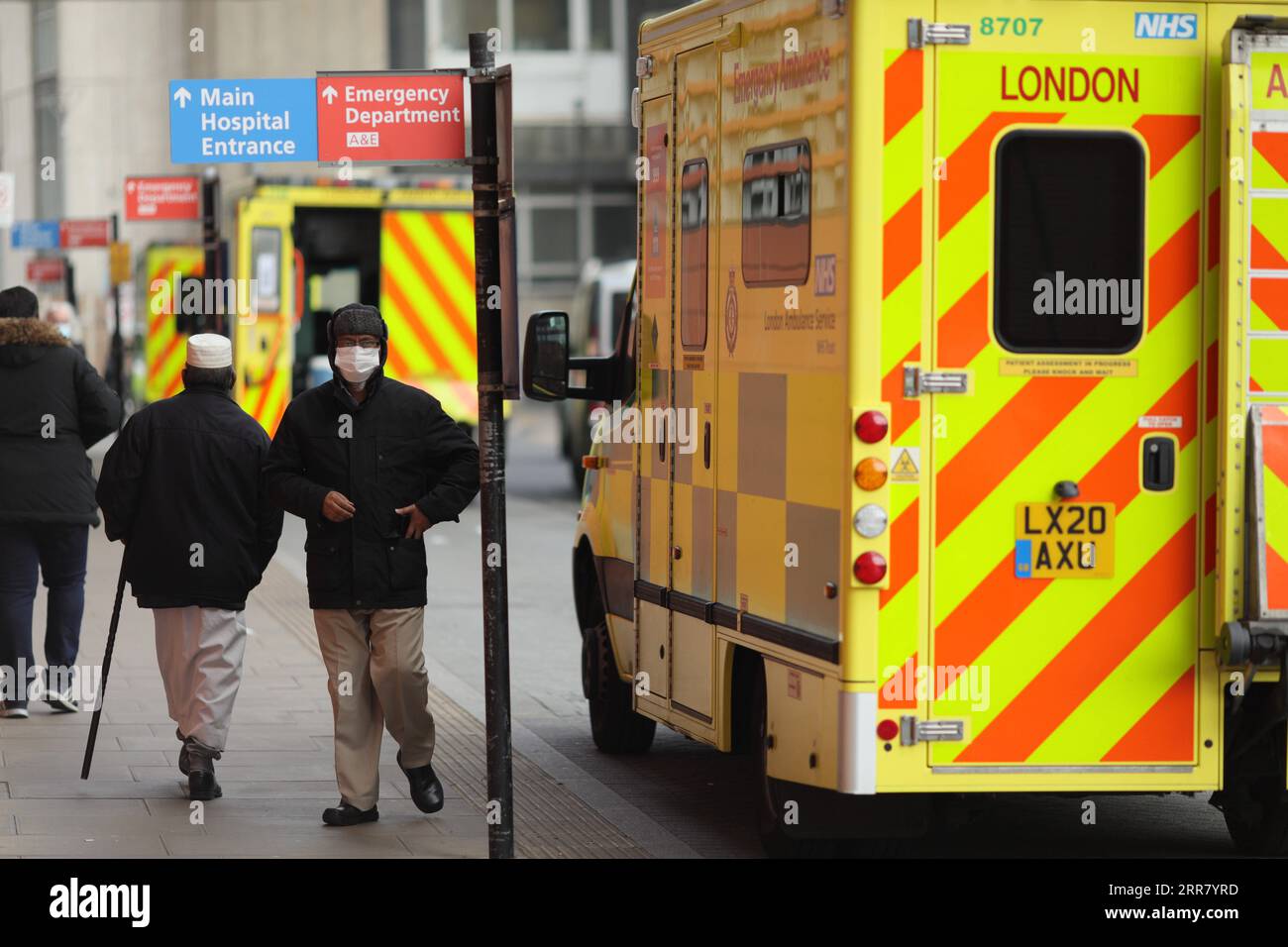 210409 -- LONDON, April 9, 2021 -- People walk past ambulances at the Royal London Hospital in London, Britain, on April 9, 2021. COVID-19 deaths in Europe surpassed the one million mark on Friday, reaching 1,001,313, according to the dashboard of the World Health Organization s Regional Office for Europe. Photo by /Xinhua BRITAIN-LONDON-COVID-19 TimxIreland PUBLICATIONxNOTxINxCHN Stock Photo
