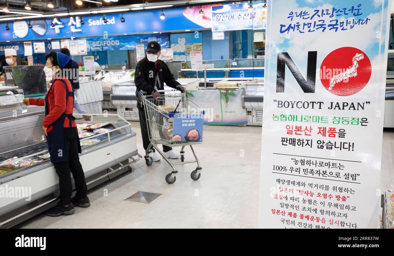 210415 -- SEOUL, April 15, 2021 -- A poster to boycott Japanese products is seen in a supermarket to protest against Japan s decision to dump radioactive wastewater from the crippled Fukushima Daiichi nuclear power plant into the Pacific Ocean, in Seoul, South Korea, April 14, 2021. Photo by /Xinhua SOUTH KOREA-SEOUL-SUPERMARKET-BOYCOTT-JAPANESE PRODUCTS XuxRuxi PUBLICATIONxNOTxINxCHN Stock Photo