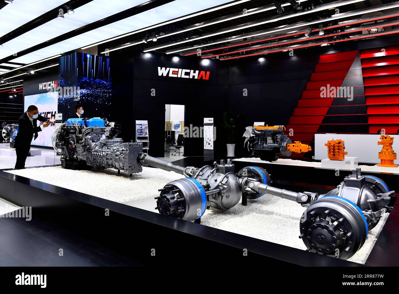 210422 -- JINAN, April 22, 2021 -- People view the engines presented by Weichai Power Co., Ltd. at the 2nd World Congress on Internal Combustion Engines in Jinan, east China s Shandong Province, April 21, 2021. The technology of producing high-end diesel engine used to be a bottleneck for China s equipment manufacturing industry. Weichai Power Co., Ltd., a state-owned enterprise founded in 1946, has developed China s first high-speed and high-power engine with completely independent intellectual property rights after more than ten years of scientific and technological research, completely endi Stock Photo