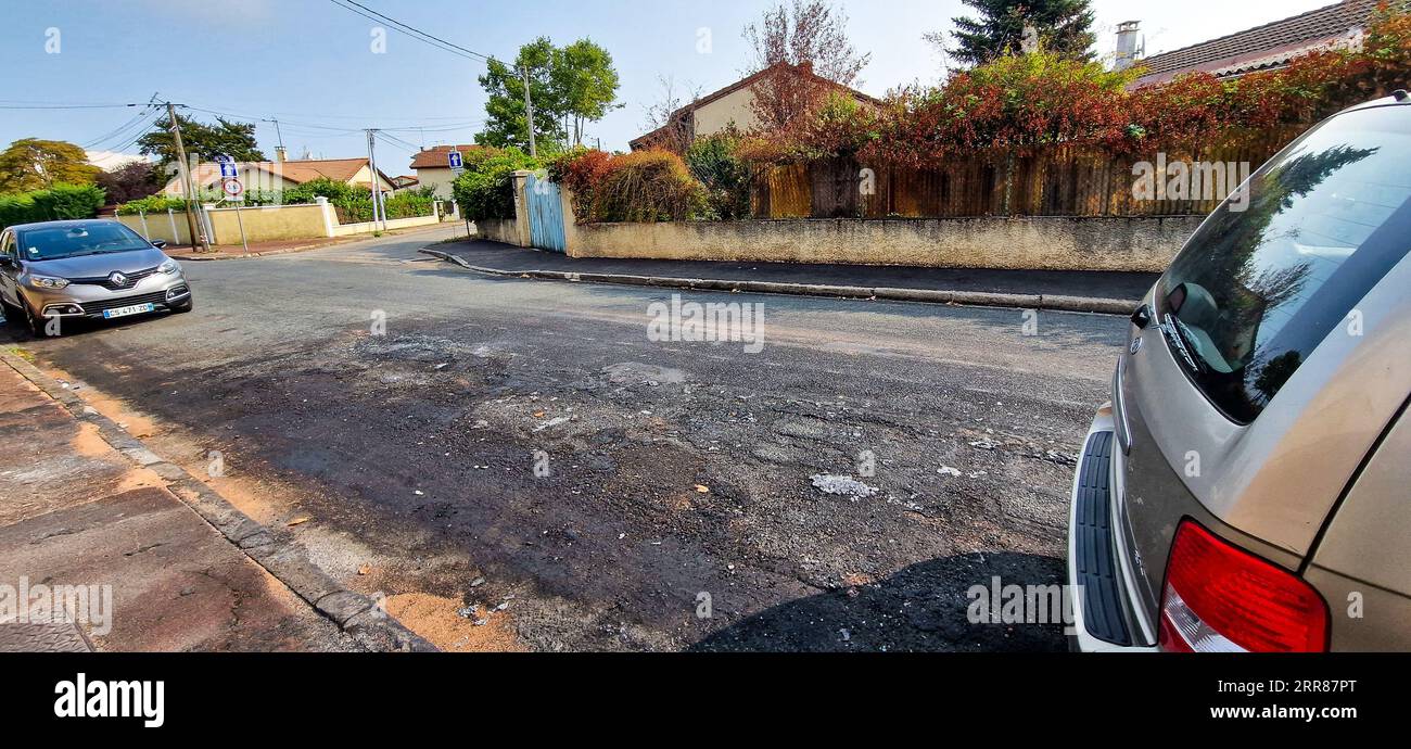 France riots cars hi-res stock photography and images - Alamy