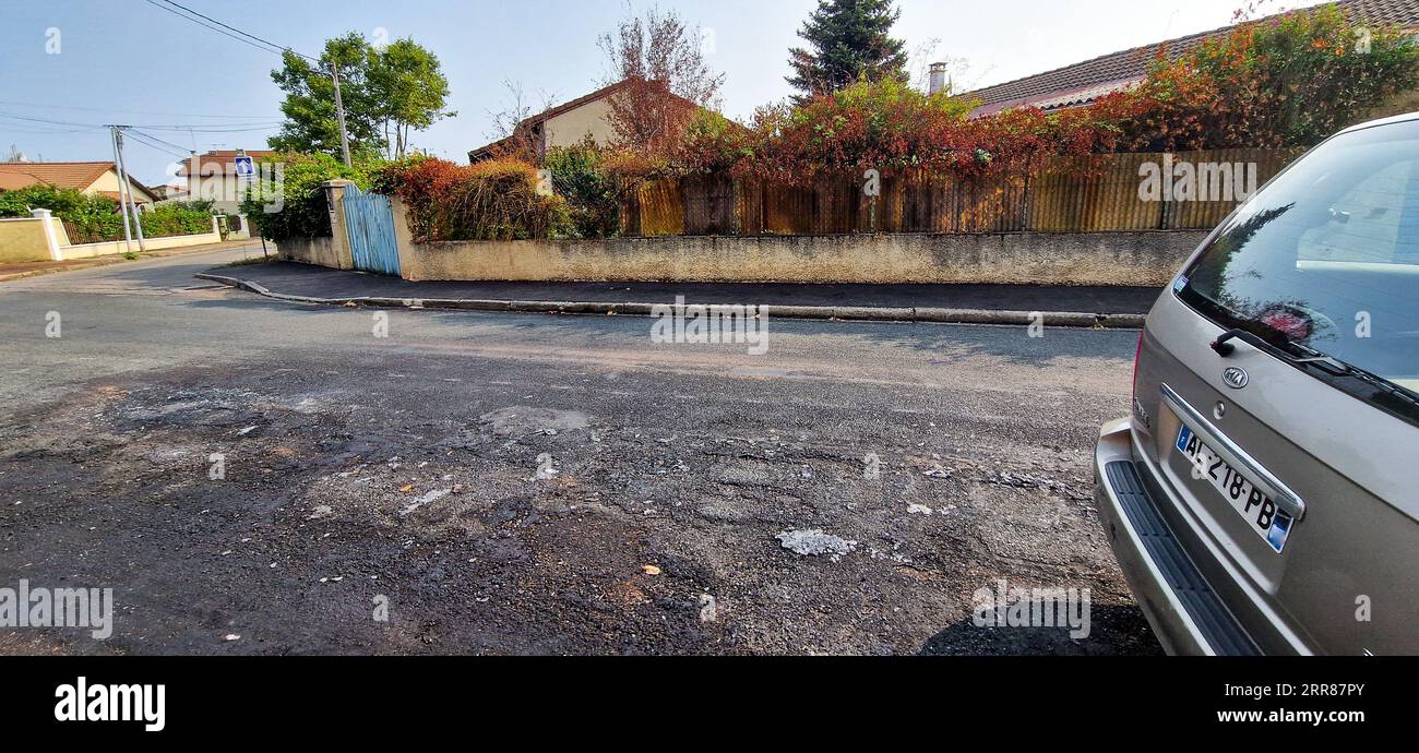 France riots cars hi-res stock photography and images - Alamy