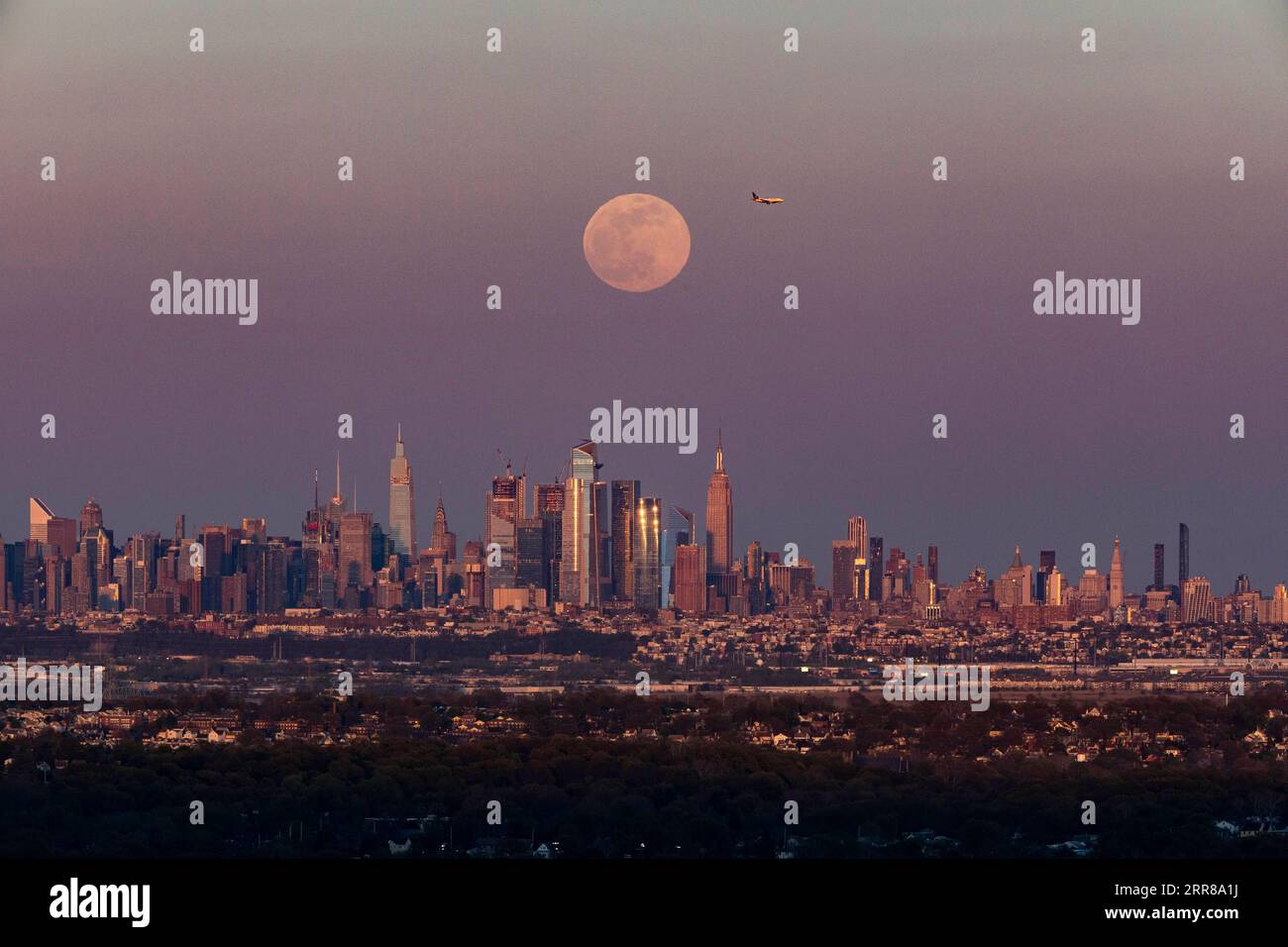 210427 -- NEW YORK, April 27, 2021 -- Photo taken in West Orange of New Jersey on April 26, 2021 shows a super moon rising over the Manhattan skyline in New York, the United States.  U.S.-NEW YORK-SUPER MOON WangxYing PUBLICATIONxNOTxINxCHN Stock Photo