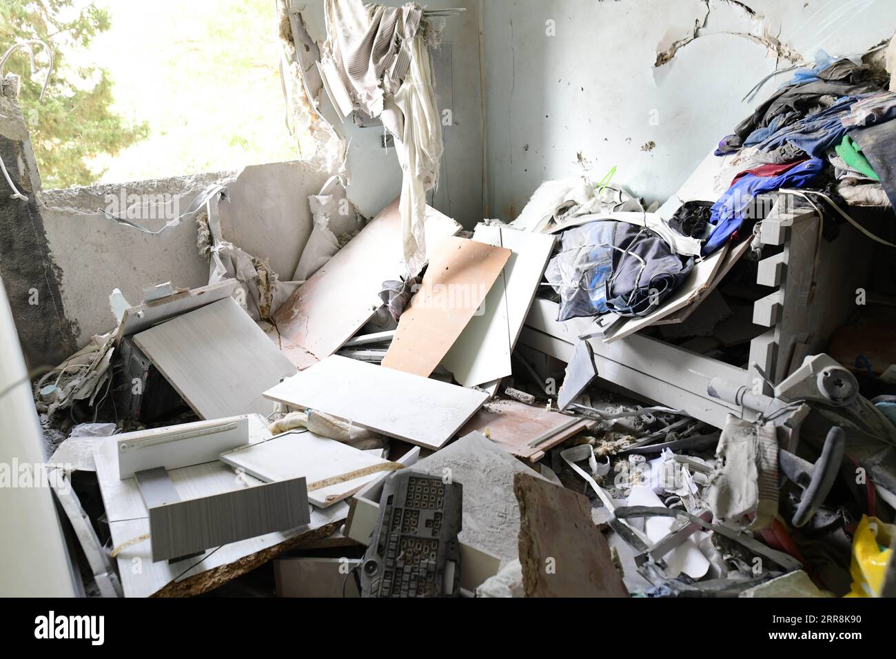 News Bilder des Tages 210511 -- ASHKELON, May 11, 2021 -- A damaged apartment hit by a rocket fired from the Gaza Strip is seen in southern Israeli city of Ashkelon, May 11, 2021. Since 6 p.m. local time 1500 GMT on Monday after Hamas set an ultimatum for Israel to withdraw its forces from the Al-Aqsa Mosque compound, Hamas fired some 200 rockets towards Israel, dozens of which were intercepted by Israel s anti-rocket Iron Dome system, said the Israeli army. /JINI via Xinhua ISRAEL-ASHKELON-ROCKETS-DAMAGE TomerxNeuberg PUBLICATIONxNOTxINxCHN Stock Photo