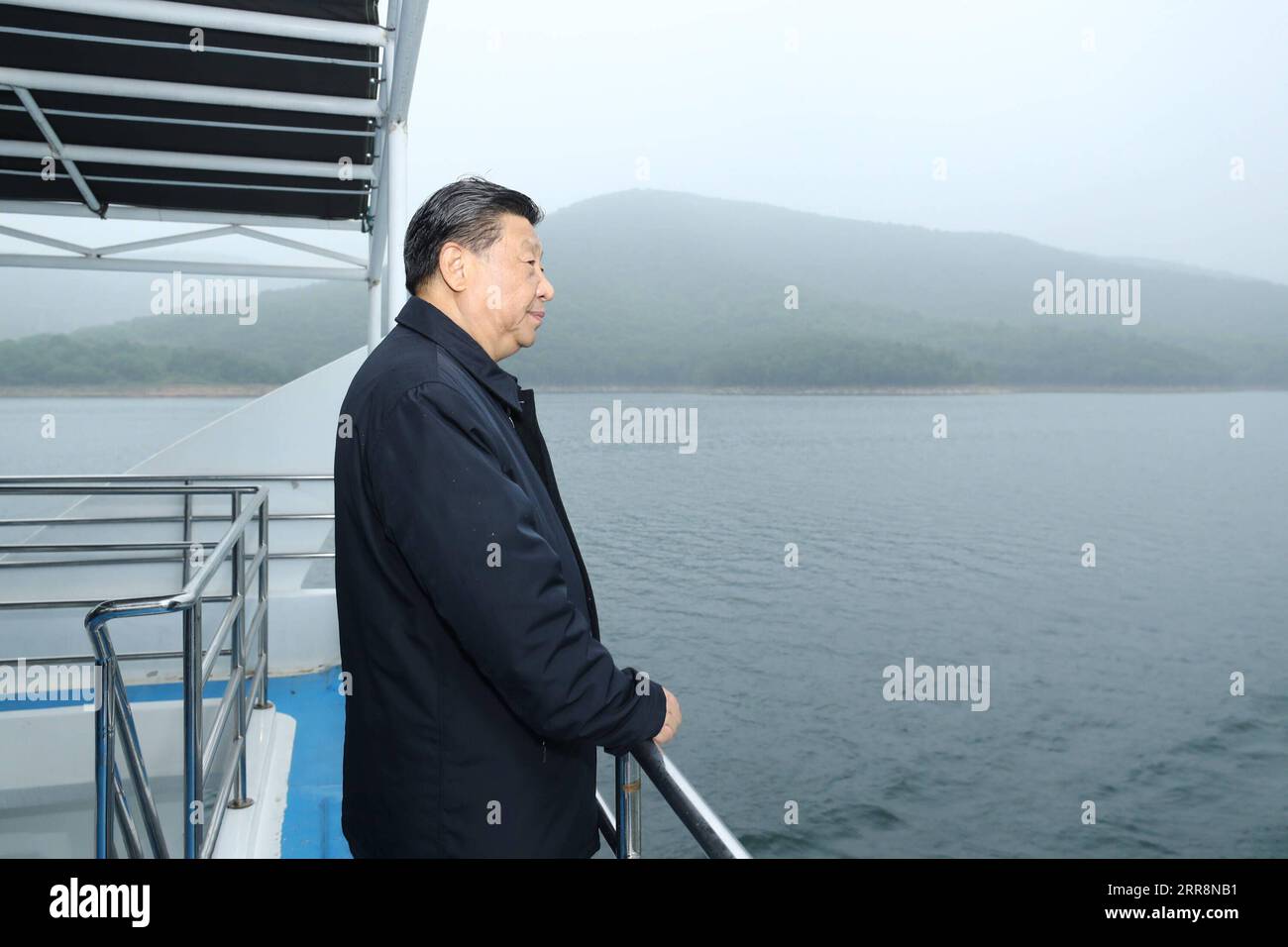 210513 -- NANYANG, May 13, 2021 -- Chinese President Xi Jinping, also general secretary of the Communist Party of China Central Committee and chairman of the Central Military Commission, inspects the Danjiangkou Reservoir and listens to introductions to the construction, management and operation of the middle route of the South-to-North Water Diversion Project, and the ecological conservation of the water source region in Xichuan County, Nanyang, central China s Henan Province, May 13, 2021.  CHINA-HENAN-NANYANG-XI JINPING-INSPECTION CN JuxPeng PUBLICATIONxNOTxINxCHN Stock Photo