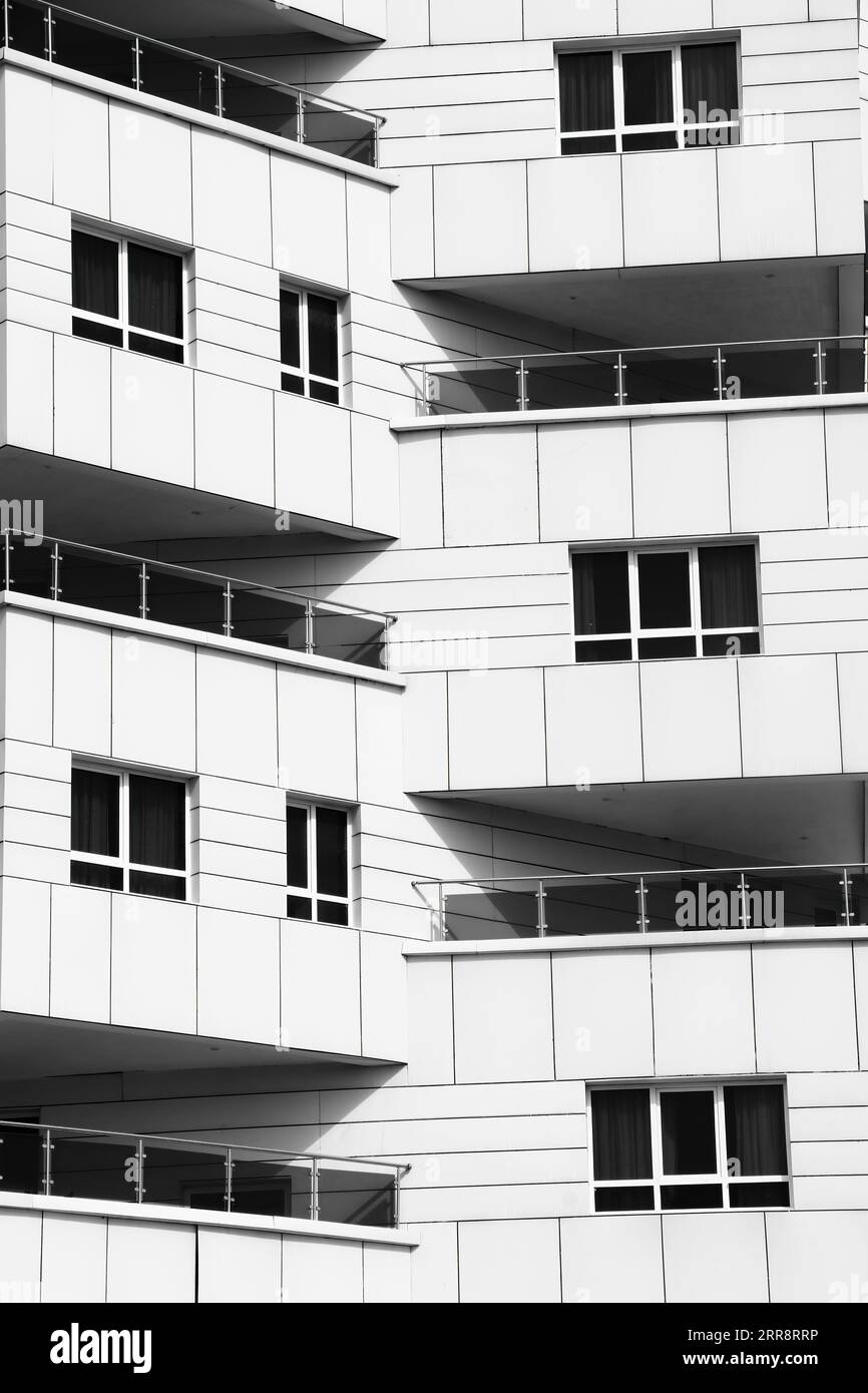 Building black white facade hi-res stock photography and images - Alamy