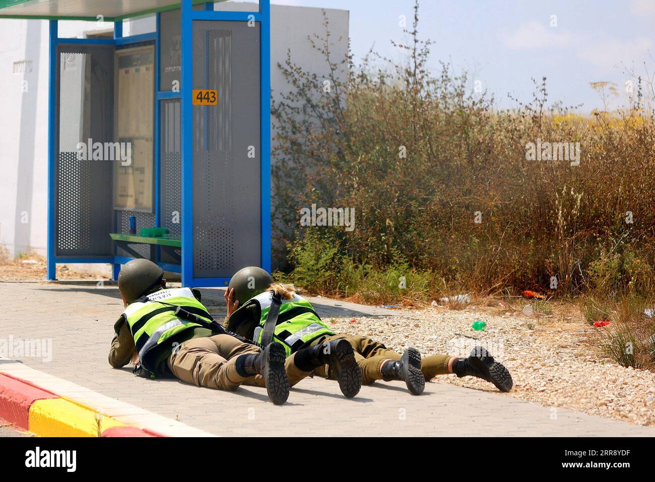 210520 -- ASHKELON ISRAEL, May 20, 2021 -- People take cover as a siren warning of incoming rockets fired from the Gaza Strip sounds in Ashkelon, southern Israel, on May 20, 2021. Both Israel and Hamas, which rules the Gaza Strip, have accepted an Egyptian-brokered deal to cease fighting at 2 a.m. Friday local time 2300 GMT Thursday to end the 11-day bloodshed. The heaviest fighting between Israel and Gaza militants since 2014 has so far killed 232 Palestinians, including 65 children and 39 women, and 12 Israelis.  via Xinhua ISRAEL-ASHKELON-ROCKET-ATTACK IlanxAssayag/JINI PUBLICATIONxNOTxINxC Stock Photo