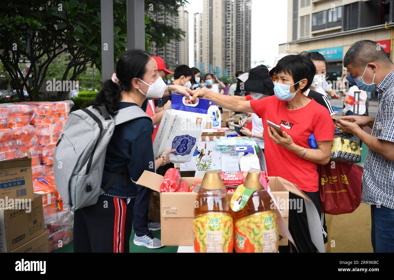 210530 -- GUANGZHOU, May 30, 2021 -- Residents buy daily necessities at a makeshift site of Guangzhou Friendship Store in Liwan District, Guangzhou City, south China s Guangdong province, May 30, 2021. Price and supply of daily necessities are stable here amid the ongoing COVID-19 pandemic.  CHINA-GUANGDONG-GUANGZHOU-DAILY NECESSITIES-SUPPLY CN DengxHua PUBLICATIONxNOTxINxCHN Stock Photo