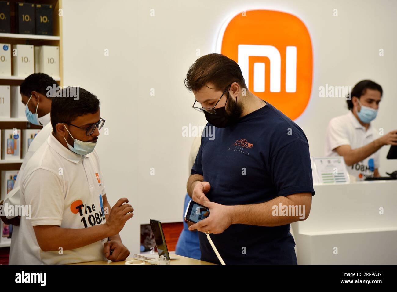 210604 RIYADH, June 4, 2021 A seller introduces products to a customer at the Mistore in