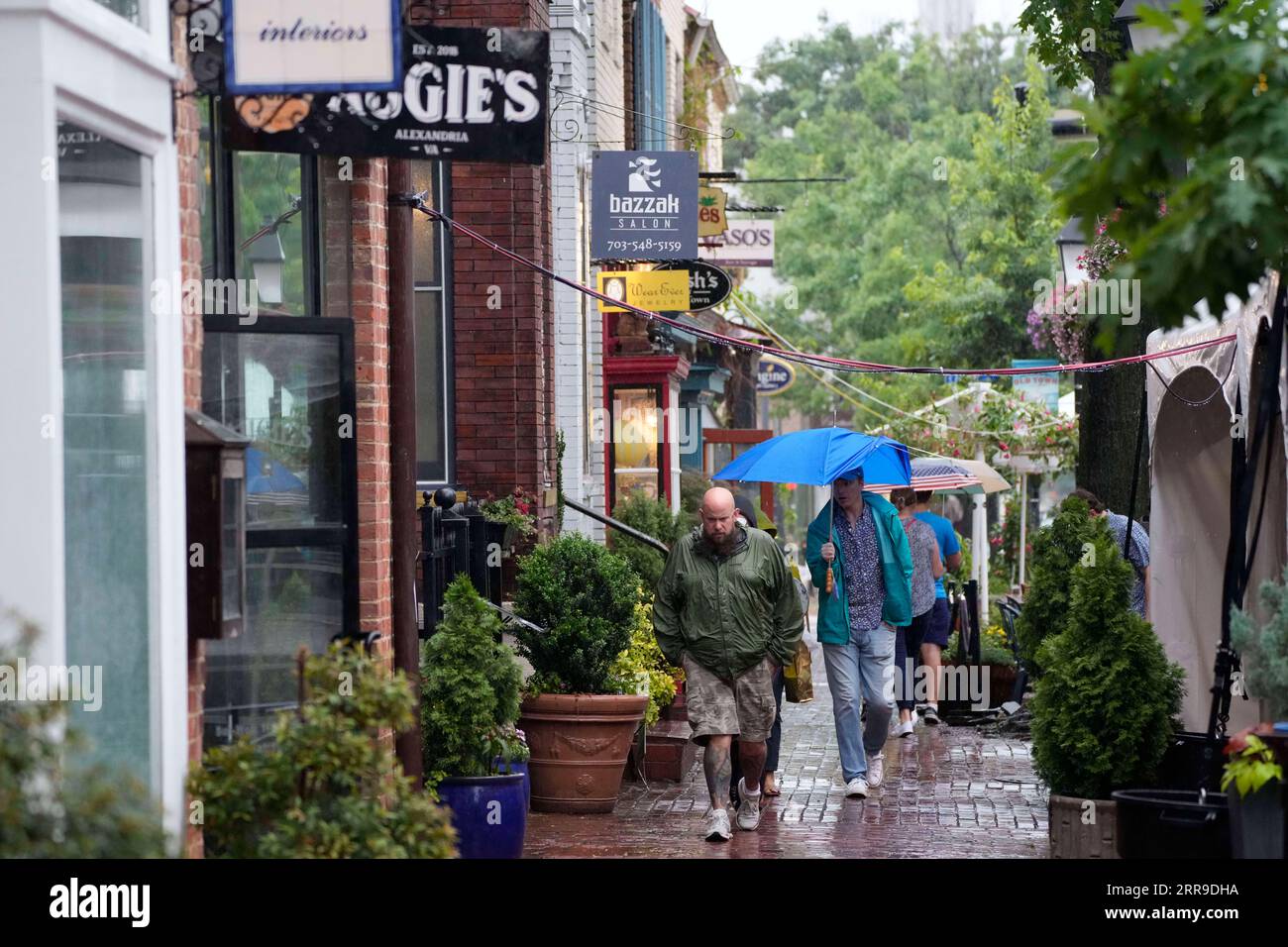 210611 -- ALEXANDRIA, June 11, 2021 -- People walk on the street in Old Town Alexandria, Virginia, the United States, on June 10, 2021. U.S. consumer prices rose 0.6 percent in May, with a 12-month increase of 5.0 percent, the U.S. Labor Department reported Thursday. That marks the largest 12-month increase since a 5.4-percent increase for the period ending August 2008, according to the report. Photo by /Xinhua U.S.-ECONOMY-CPI TingxShen PUBLICATIONxNOTxINxCHN Stock Photo