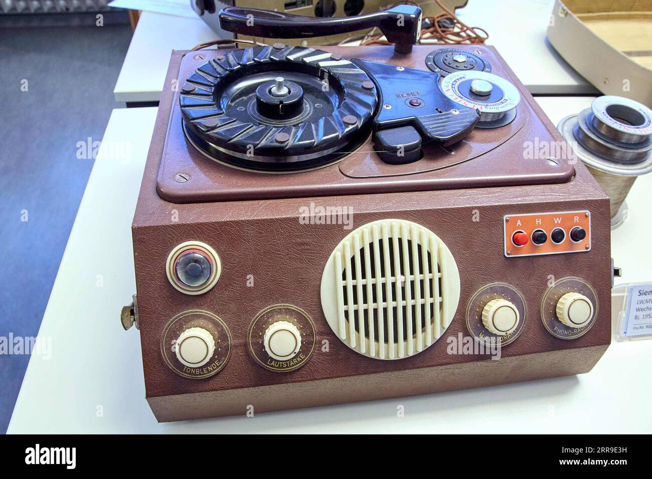 210612 -- VIENNA, June 12, 2021 -- Photo taken on June 9, 2021 shows an exhibit of the Phonomuseum in Vienna, Austria. The Phonomuseum has 1000 exhibits, of which around 300 are on display. The main hall is entitled Edison s legacy - when machines learned to speak - phonographs and gramophones from 1877 to 1939 . Photo by Georges Schneider/Xinhua AUSTRIA-VIENNA-PHONOGRAPHS-GRAMOPHONES-MUSEUM GuoxChen PUBLICATIONxNOTxINxCHN Stock Photo