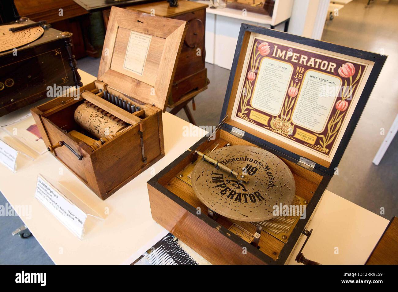 210612 -- VIENNA, June 12, 2021 -- Photo taken on June 9, 2021 shows the collection of the Phonomuseum in Vienna, Austria. The Phonomuseum has 1000 exhibits, of which around 300 are on display. The main hall is entitled Edison s legacy - when machines learned to speak - phonographs and gramophones from 1877 to 1939 . Photo by Georges Schneider/Xinhua AUSTRIA-VIENNA-PHONOGRAPHS-GRAMOPHONES-MUSEUM GuoxChen PUBLICATIONxNOTxINxCHN Stock Photo