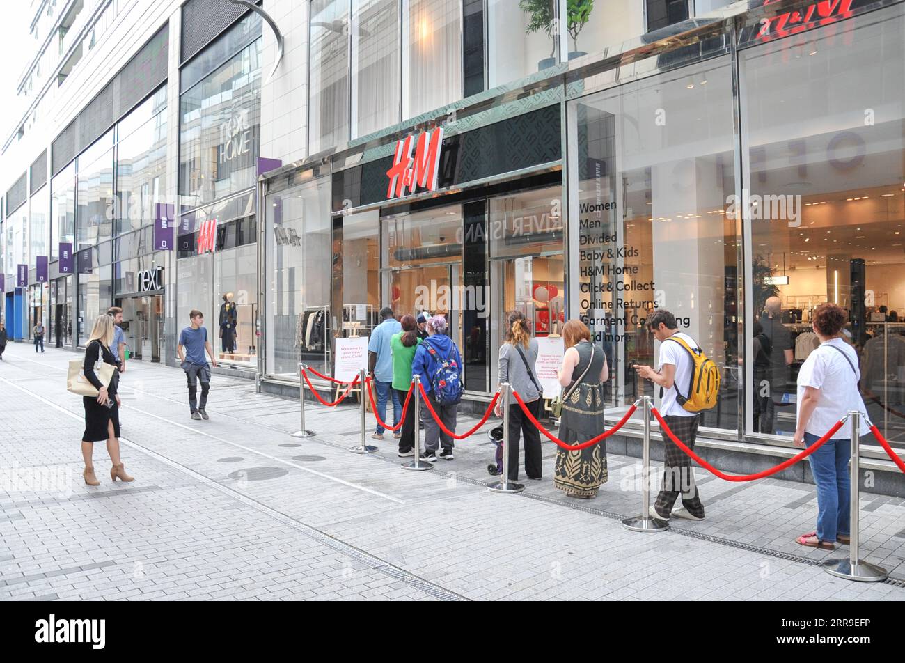 Cork city, Ireland. 7th September, 2023.H&M has opened its first H&M Home in the heart of Cork city, people have been quing since 9am to shop at the new home department. Credit: Karlis Dzjamko/Alamy Live News Stock Photo