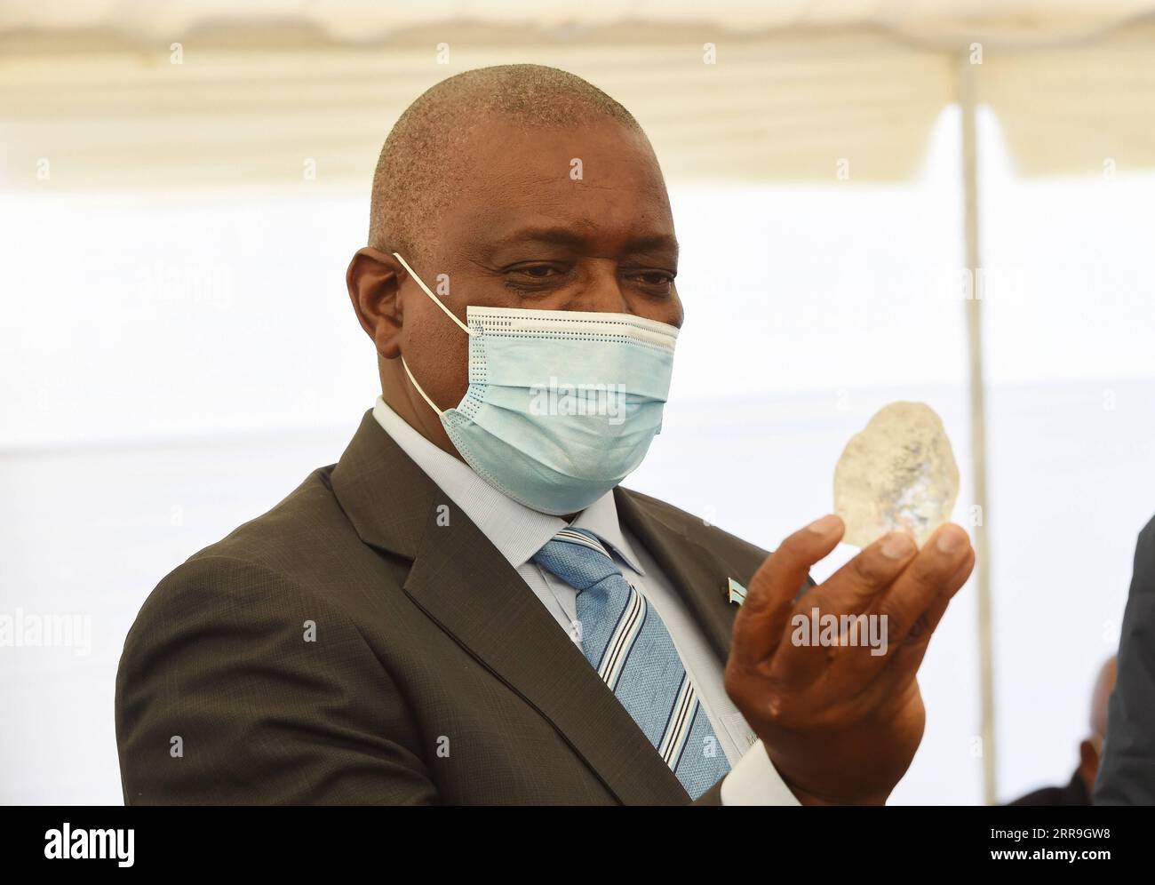 210616 -- GABORONE, June 16, 2021 -- Botswana President Mokgweetsi Masisi looks at the 1,098.30-carat diamond discovered by the Debswana Diamond Company in Gaborone, Botswana, on June 16, 2021. The Debswana Diamond Company on Wednesday presented a 1,098.30-carat diamond to Botswana President Mokgweetsi Masisi and the Cabinet in Gaborone, capital of Botswana. According to the company, the stone, discovered on June 1 from the south Kimberlite pipe at Jwaneng mine in the southern part of the country, is the largest of gem quality in the history of the company, a joint venture between the Botswana Stock Photo