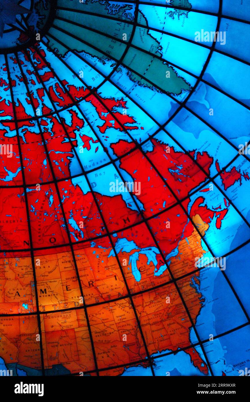 A Stained glass globe shows the - A Stained Glass Globe Shows The United States And Canada As They Appeared In The 1930s In The Mapperium Of The Christian Science Center In Boston 2RR9KXR 