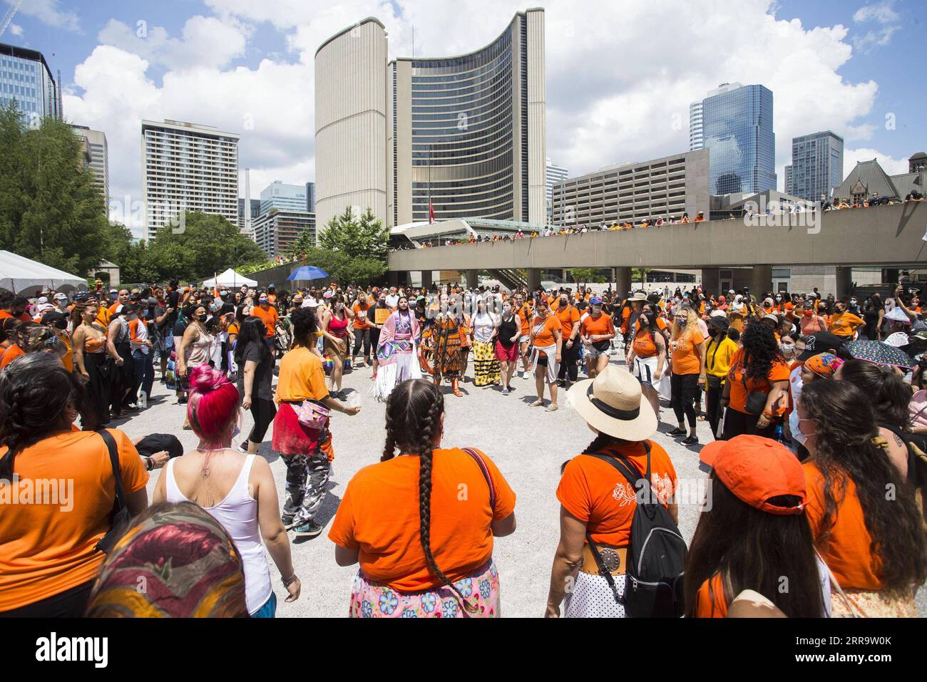 210701 -- TORONTO, July 1, 2021 -- People take part in a rally in Toronto, Canada, on July 1, 2021. Hundreds of people gathered here on Thursday to pay tribute to indigenous children whose bodies were found in mass graves near former indigenous residential schools in Canada. Photo by /Xinhua CANADA-TORONTO-INDIGENOUS SCHOOLS-UNMARKED GRAVES-RALLY ZouxZheng PUBLICATIONxNOTxINxCHN Stock Photo