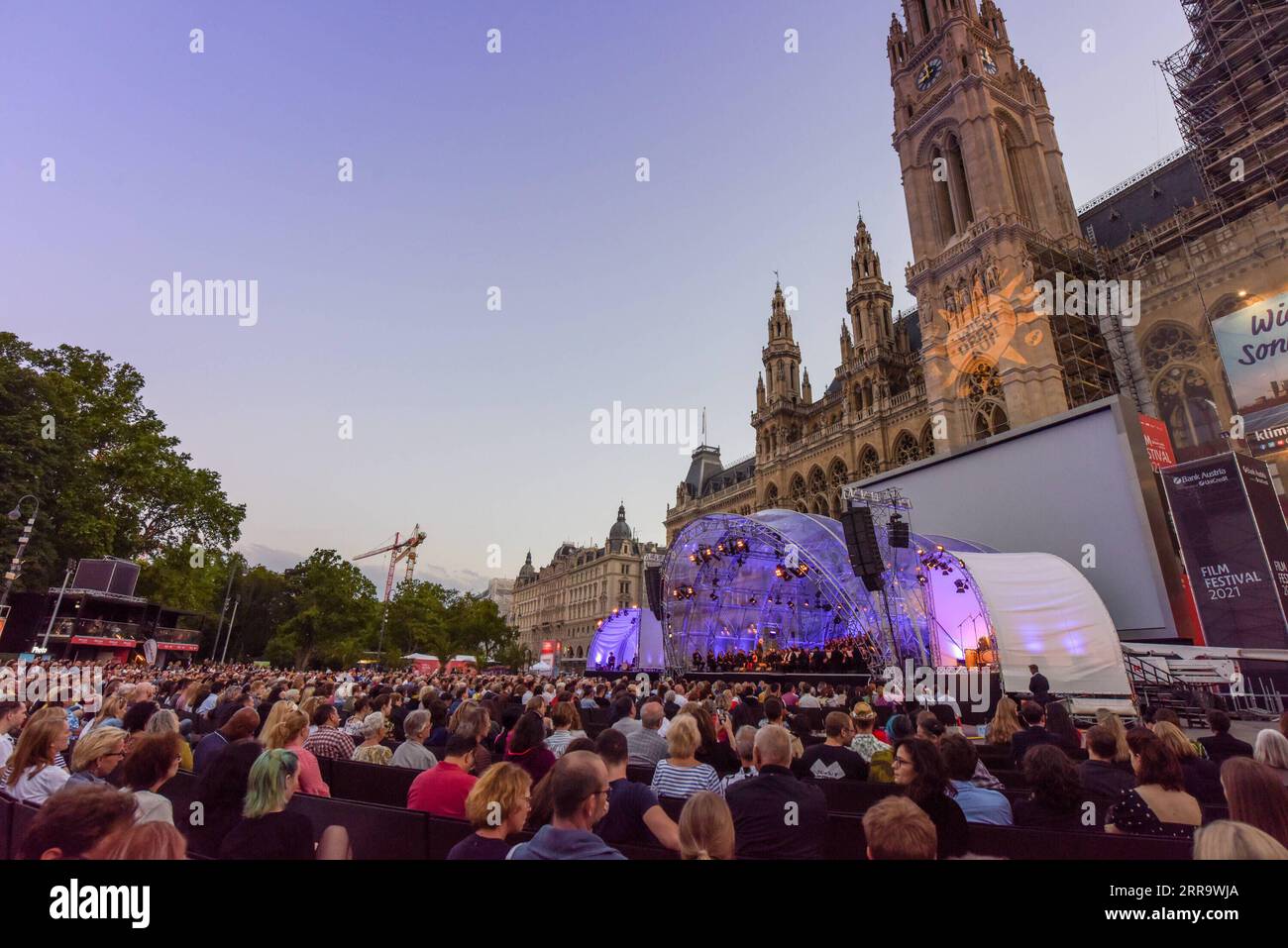 Vienna Fest Visitors walk in cultural entertainment hi-res stock photography and ...
