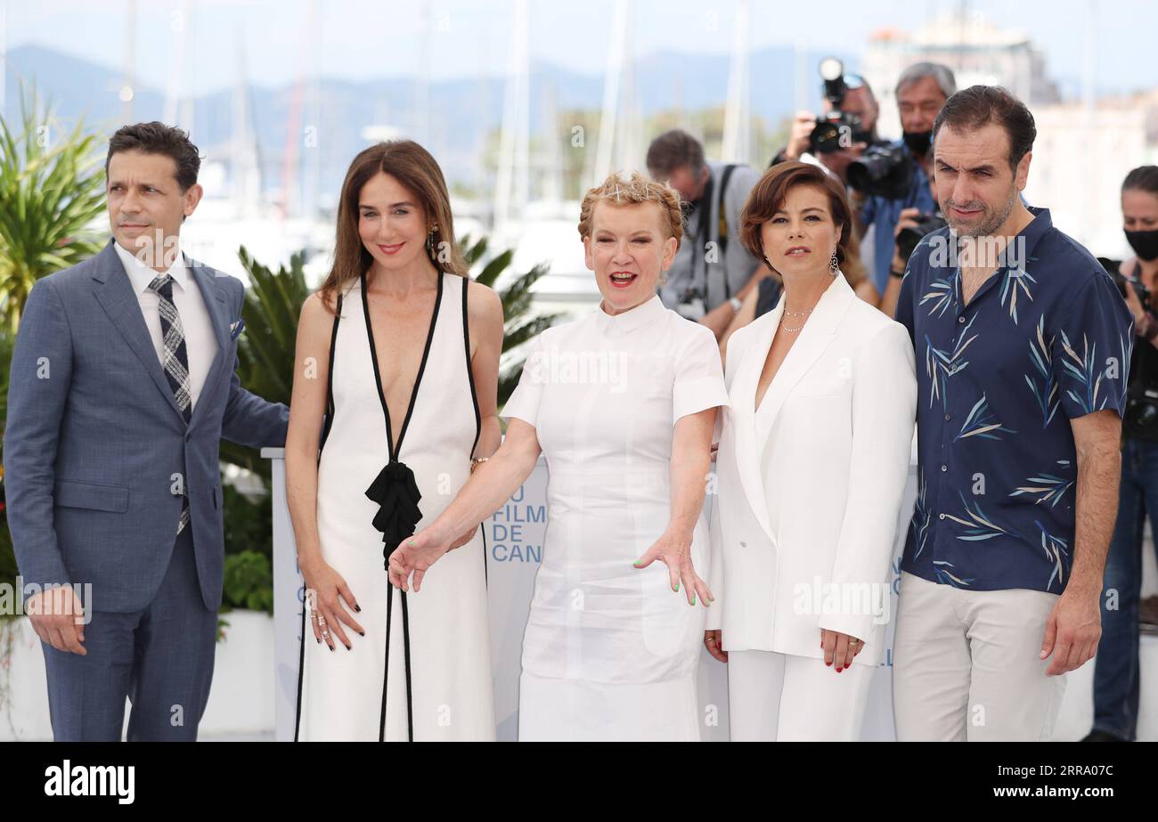 210708 -- CANNES, July 8, 2021 -- British director and President of the Un Certain Regard Jury Andrea Arnold C poses with Jury members L to R Argentinian director Daniel Burman, French actress Elsa Zylberstein, French-Algerian director Mounia Meddour and U.S. director Michael Covino during a photocall for the Un Certain Regard Jury at the 74th edition of the Cannes Film Festival in Cannes, southern France, on July 8, 2021.  FRANCE-CANNES-FILM FESTIVAL-UN CERTAIN REGARD-PHOTOCALL GaoxJing PUBLICATIONxNOTxINxCHN Stock Photo
