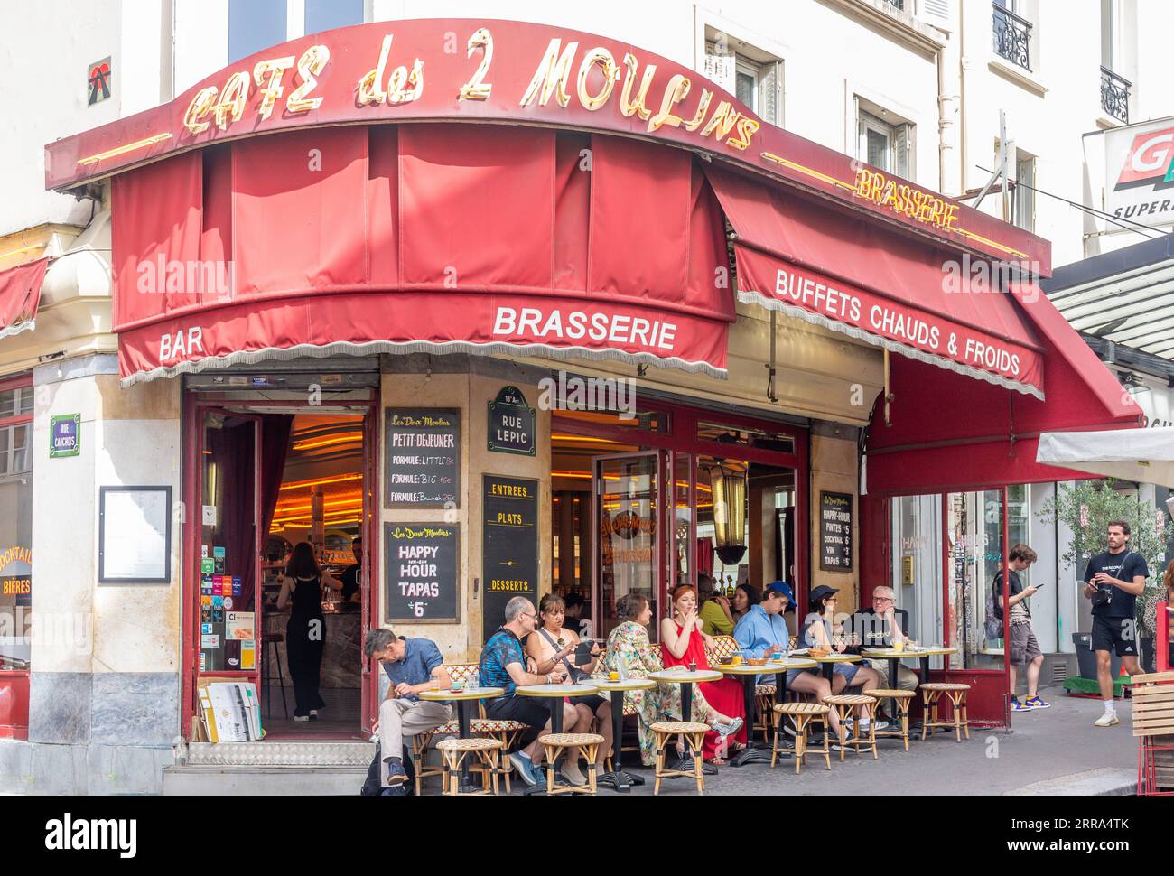 Café des Deux Moulins Restaurant, Rue Lipic, Pigalle District, Paris, Île-de-France, France Stock Photo