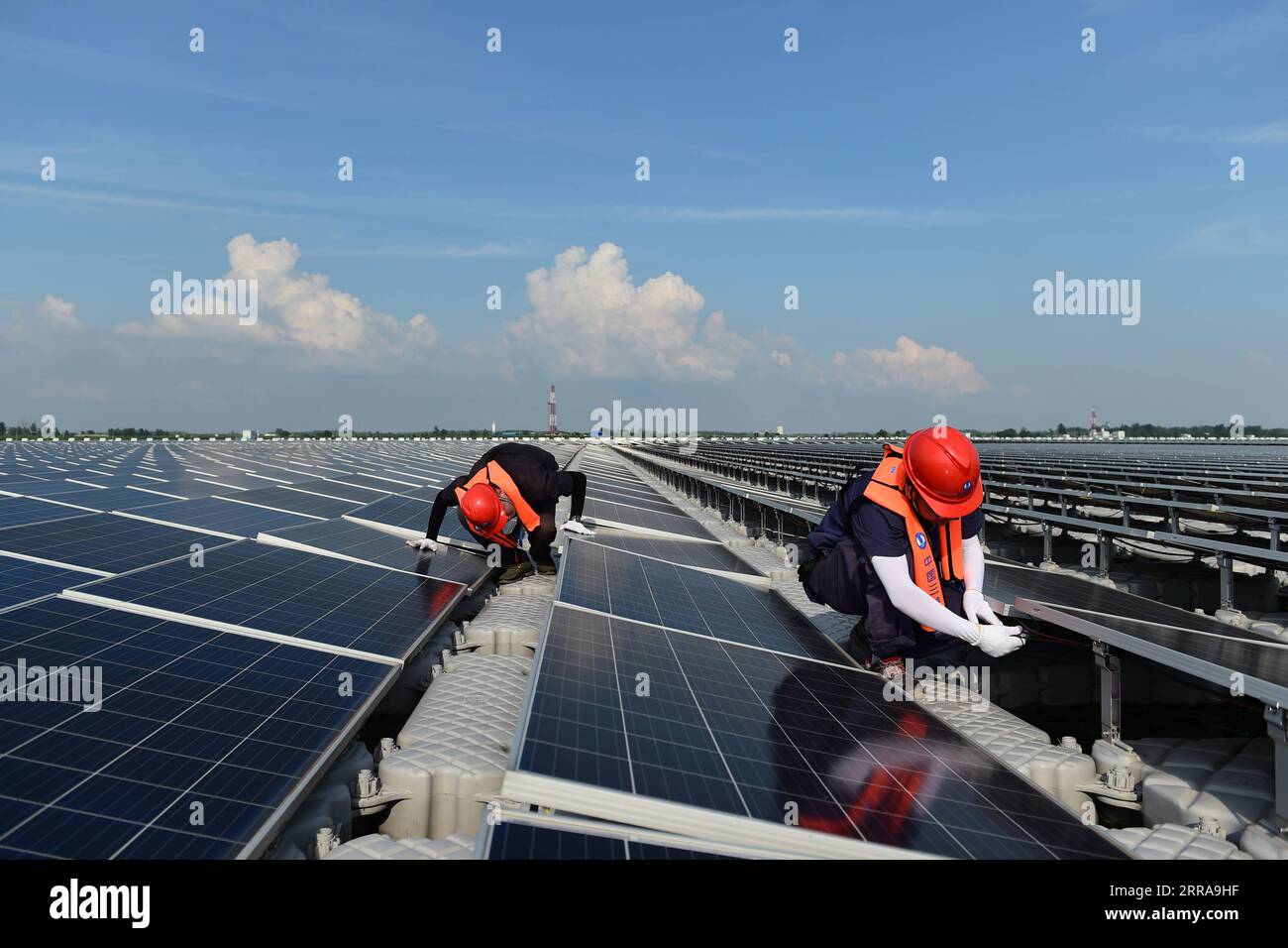 China floating solar farm hi-res stock photography and images - Alamy