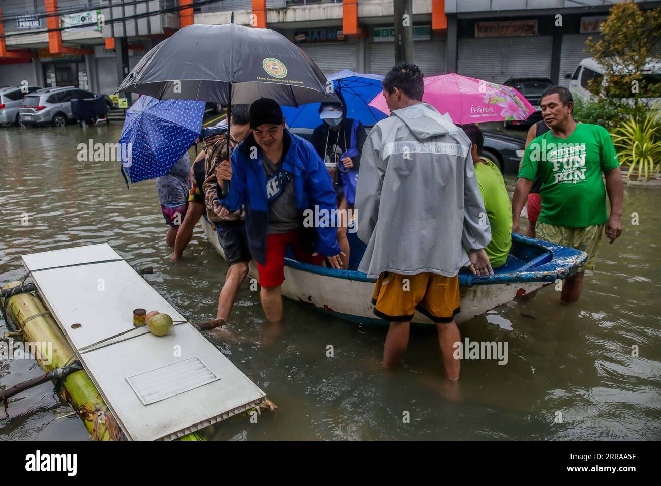 210724 -- RIZAL PROVINCE, July 24, 2021 -- People are seen on a boat to avoid the flood brought by heavy monsoon rains in Rizal Province, the Philippines, July 24, 2021. The Philippines have evacuated more than 15,000 people in Metro Manila and some parts of the country amid flood threat, disaster management authorities said on Saturday.  PHILIPPINES-RIZAL PROVINCE-MONSOON FLOODS RouellexUmali PUBLICATIONxNOTxINxCHN Stock Photo