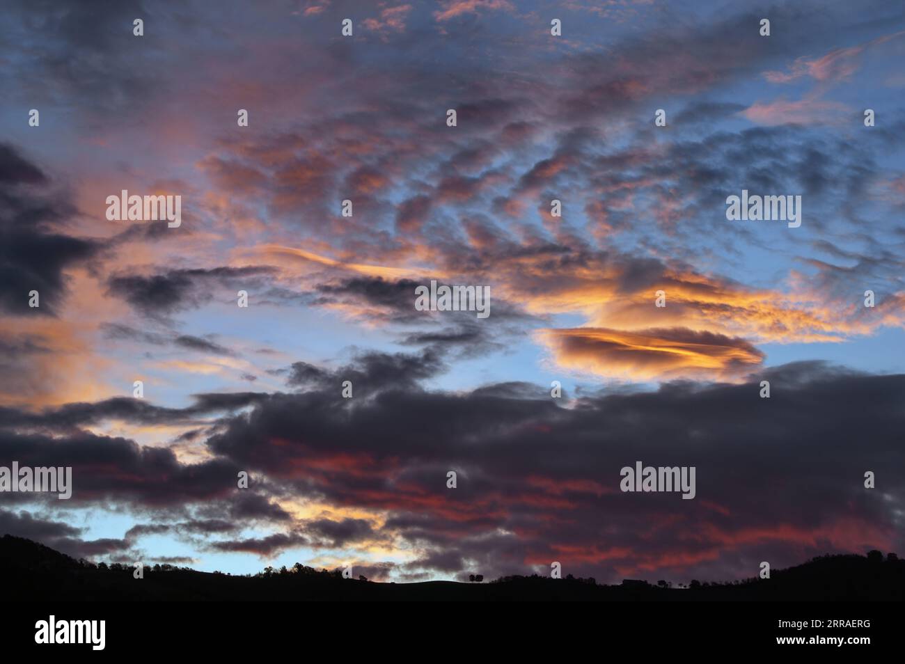 cielo drammatico al tramonto Stock Photo