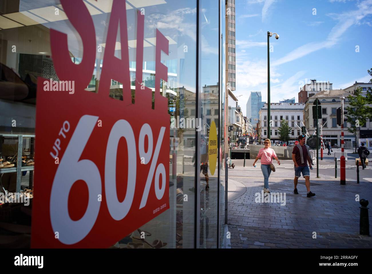 210730 -- BRUSSELS, July 30, 2021 -- A sign of sales discount is seen on the window of a shop in Brussels, Belgium, July 30, 2021. In the second quarter 2021, seasonally adjusted GDP increased by 2.0 percent in the euro area and by 1.9 percent in the EU, compared with the previous quarter, according to a preliminary flash estimate published by Eurostat, the statistical office of the European Union.  BELGIUM-BRUSSELS-EURO AREA-GDP GROWTH-2ND QUARTER ZhangxCheng PUBLICATIONxNOTxINxCHN Stock Photo