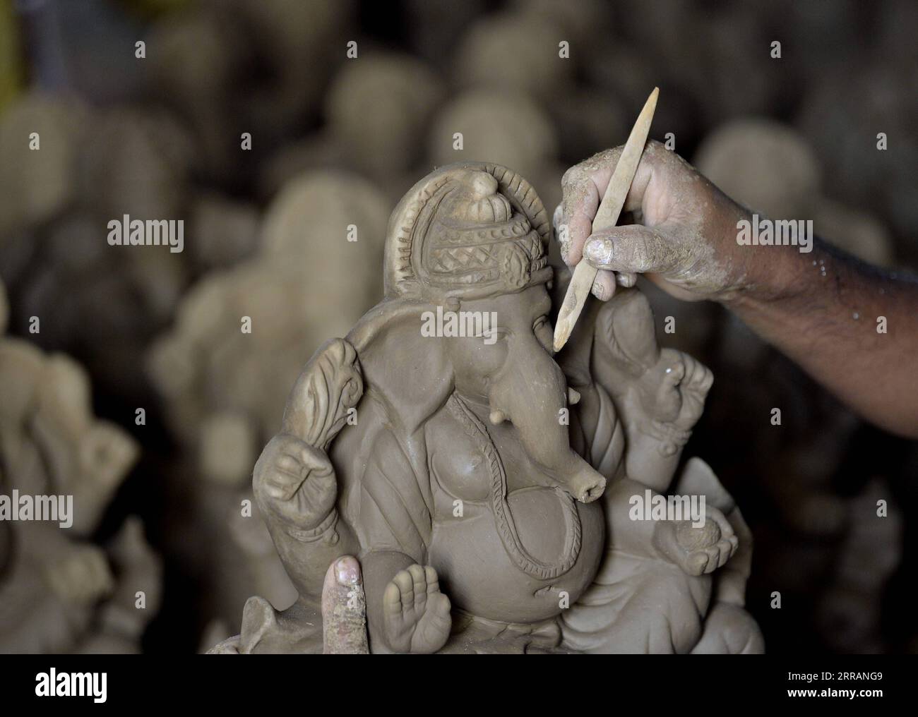 210810 -- JAMMU, Aug. 10, 2021 -- An artist makes a clay figure of the elephant-headed Hindu god Ganesha in Jammu, Indian-controlled Kashmir, Aug. 10, 2021. The figures are being prepared ahead of the Ganesh Chaturthi festival that celebrates the birthday of Lord Ganesha. Str/Xinhua KASHMIR-JAMMU-GANESH CHATURTHI Nitin PUBLICATIONxNOTxINxCHN Stock Photo