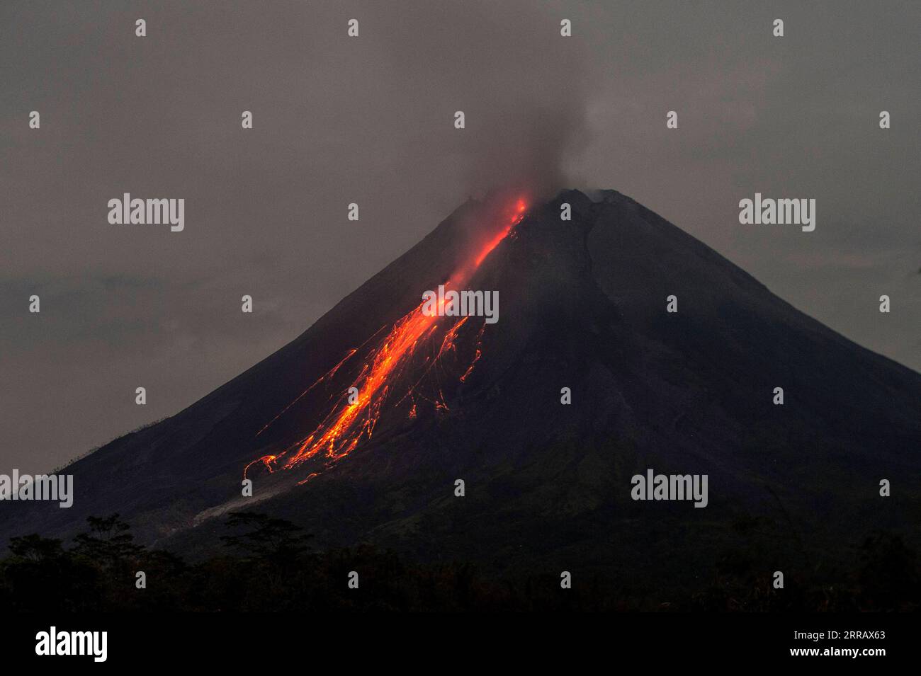 210820 -- MAGELANG, Aug. 20, 2021 -- Photo taken on Aug. 19, 2021 shows volcanic materials spewing from Mount Merapi, seen from Tunggularum village in Sleman district, Yogyakarta, Indonesia. Photo by /Xinhua INDONESIA-MOUNT MERAPI-ERUPTION Supriyanto PUBLICATIONxNOTxINxCHN Stock Photo