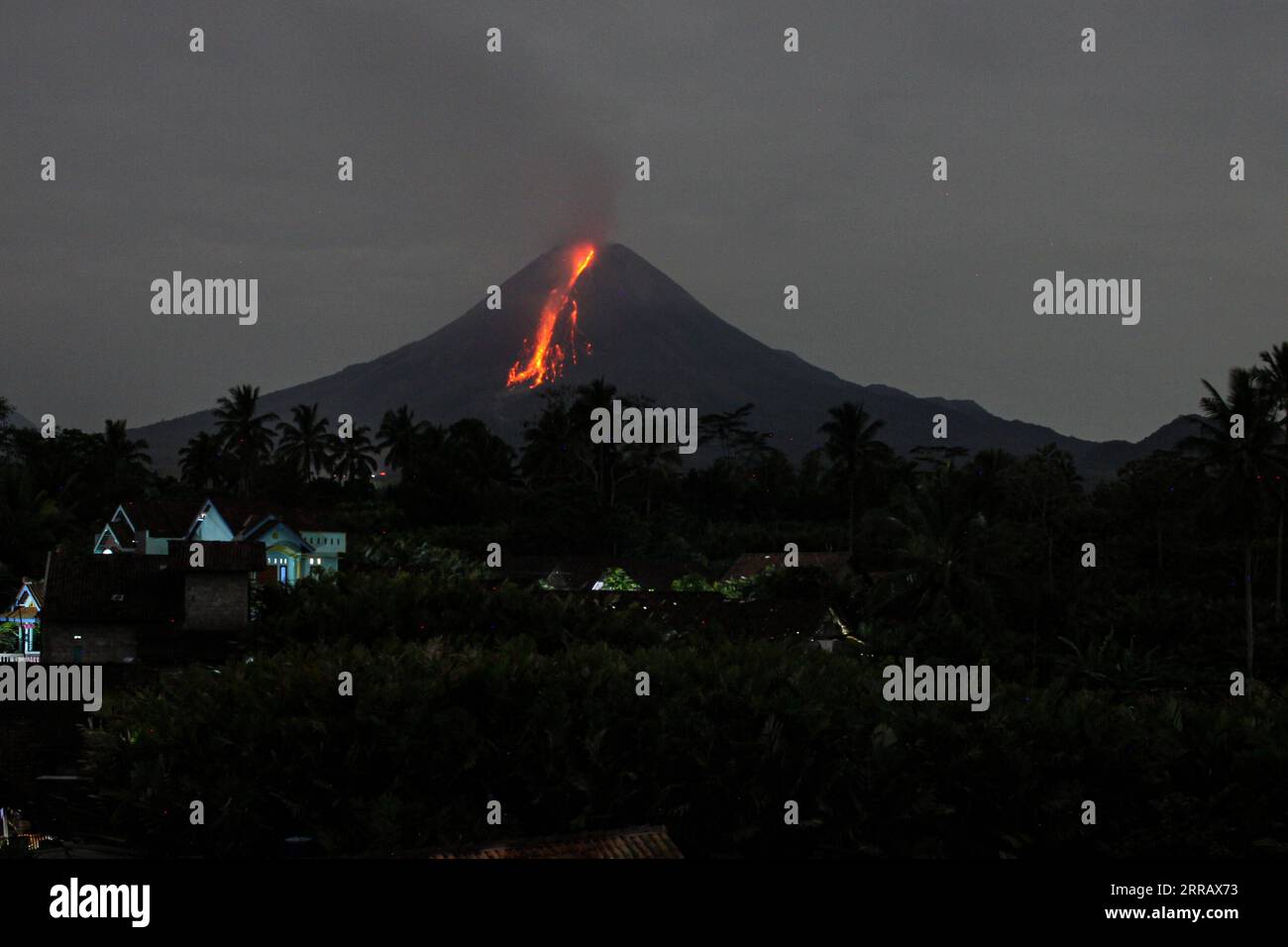 210820 -- MAGELANG, Aug. 20, 2021 -- Photo taken on Aug. 19, 2021 shows volcanic materials spewing from Mount Merapi, seen from Srumbung village in Magelang, Central Java, Indonesia. Photo by /Xinhua INDONESIA-MOUNT MERAPI-ERUPTION PriyoxUtomo PUBLICATIONxNOTxINxCHN Stock Photo