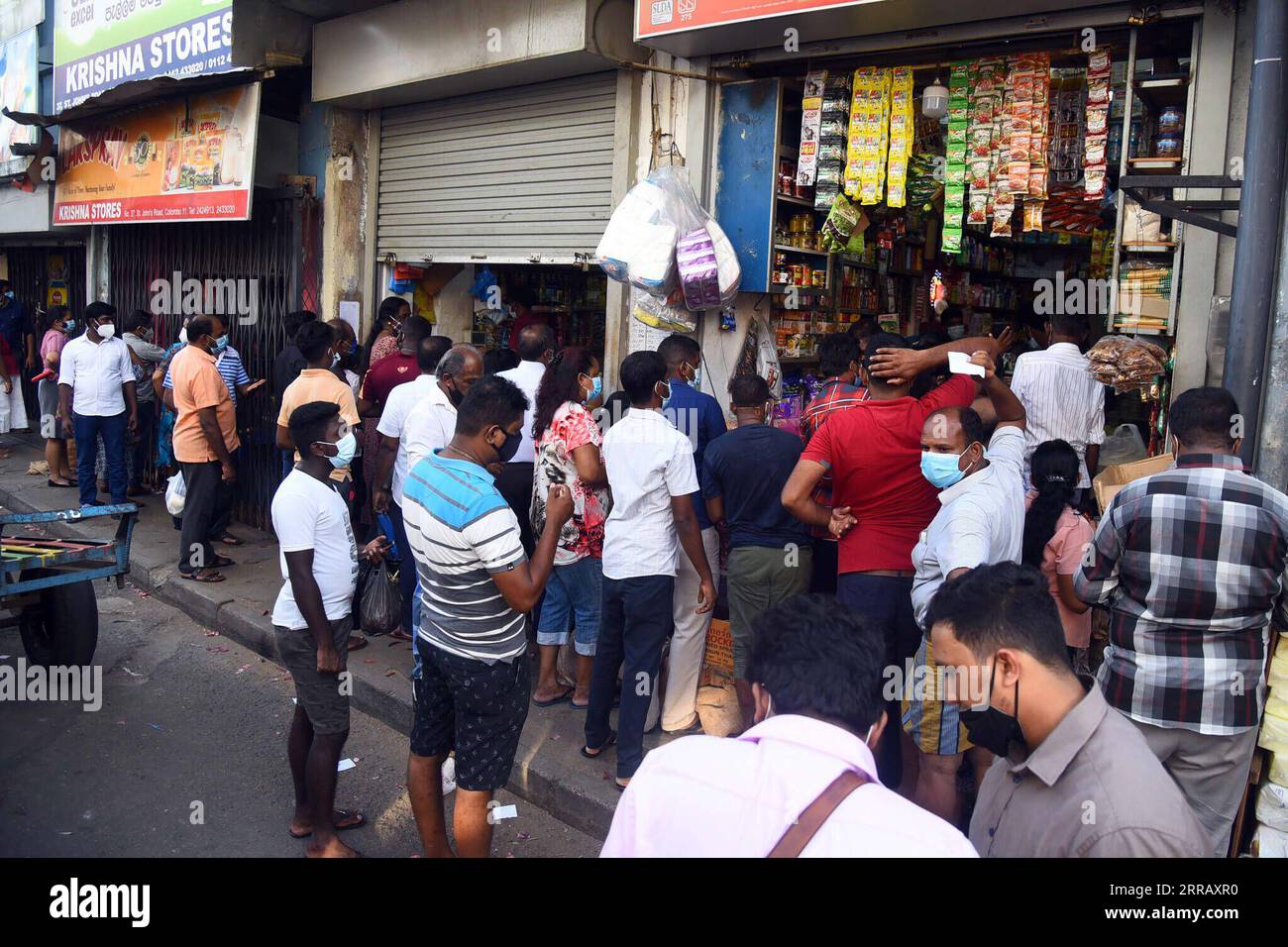 210820 -- COLOMBO, Aug. 20, 2021 -- People shop for essential goods after Sri Lankan authority announced a 10-day nationwide quarantine curfew, in Colombo, Sri Lanka, on Aug. 20, 2021. A 10-day nationwide quarantine curfew will be imposed in Sri Lanka from Friday night in order to prevent a further spread of the COVID-19 virus, the country s Army Commander and Head of the National Operations Center for Prevention of COVID-19 Outbreak, General Shavendra Silva said on Friday. Photo by /Xinhua SRI LANKA-COLOMBO-COVID-19-QUARANTINE CURFEW-PREPARATION GayanxSameera PUBLICATIONxNOTxINxCHN Stock Photo