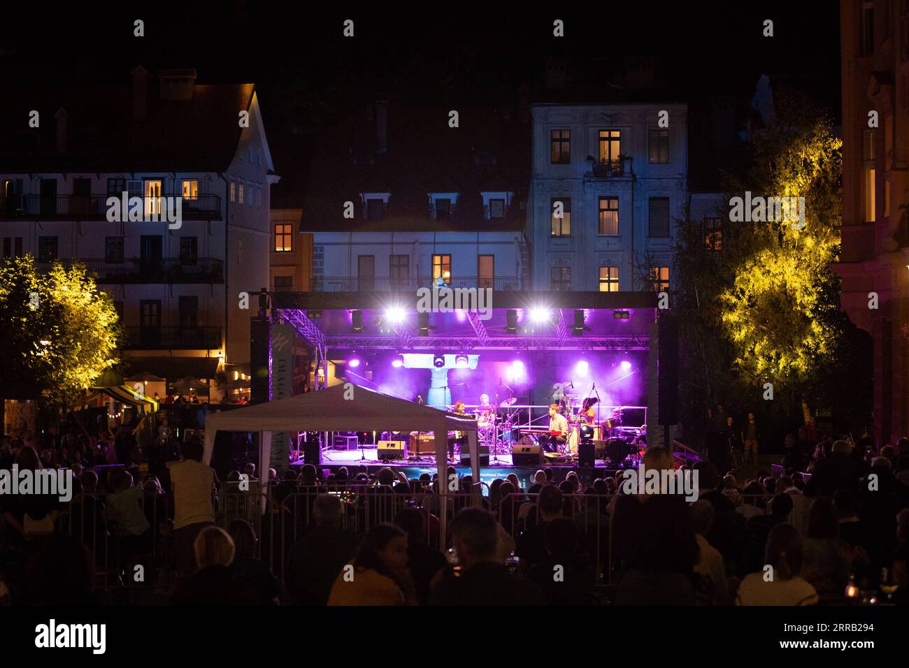 210826 -- LJUBLJANA, Aug. 26, 2021 -- People watch a performance during