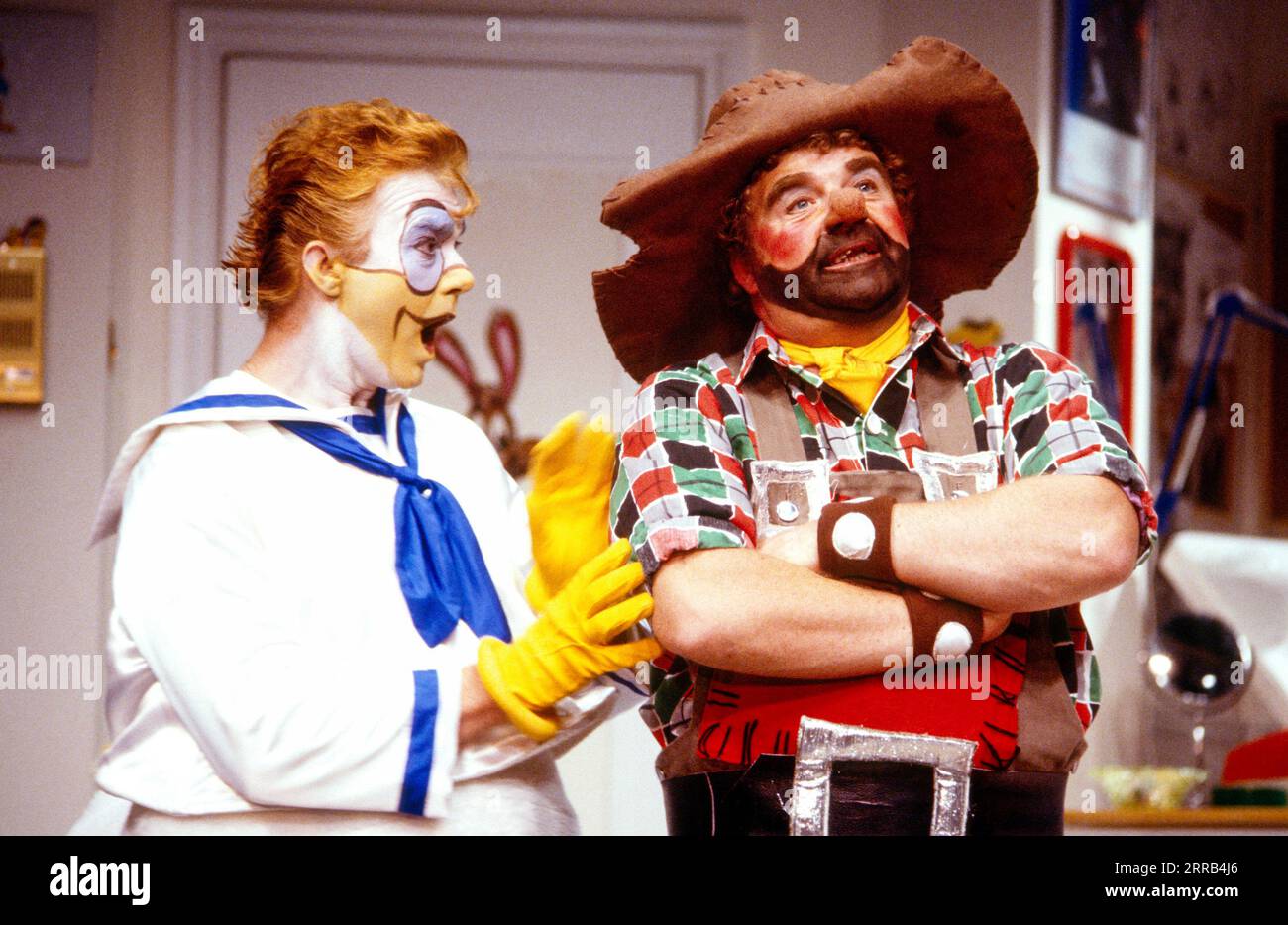 l-r: Graham James (Dexter Duck), Geoffrey Hughes (Beef) in THE SECRET LIFE OF CARTOONS by Clive Barker at the Aldwych Theatre, London WC2  15/10/1986 design: Martin Johns  lighting: Charlie Paton  director: Tudor Davies Stock Photo