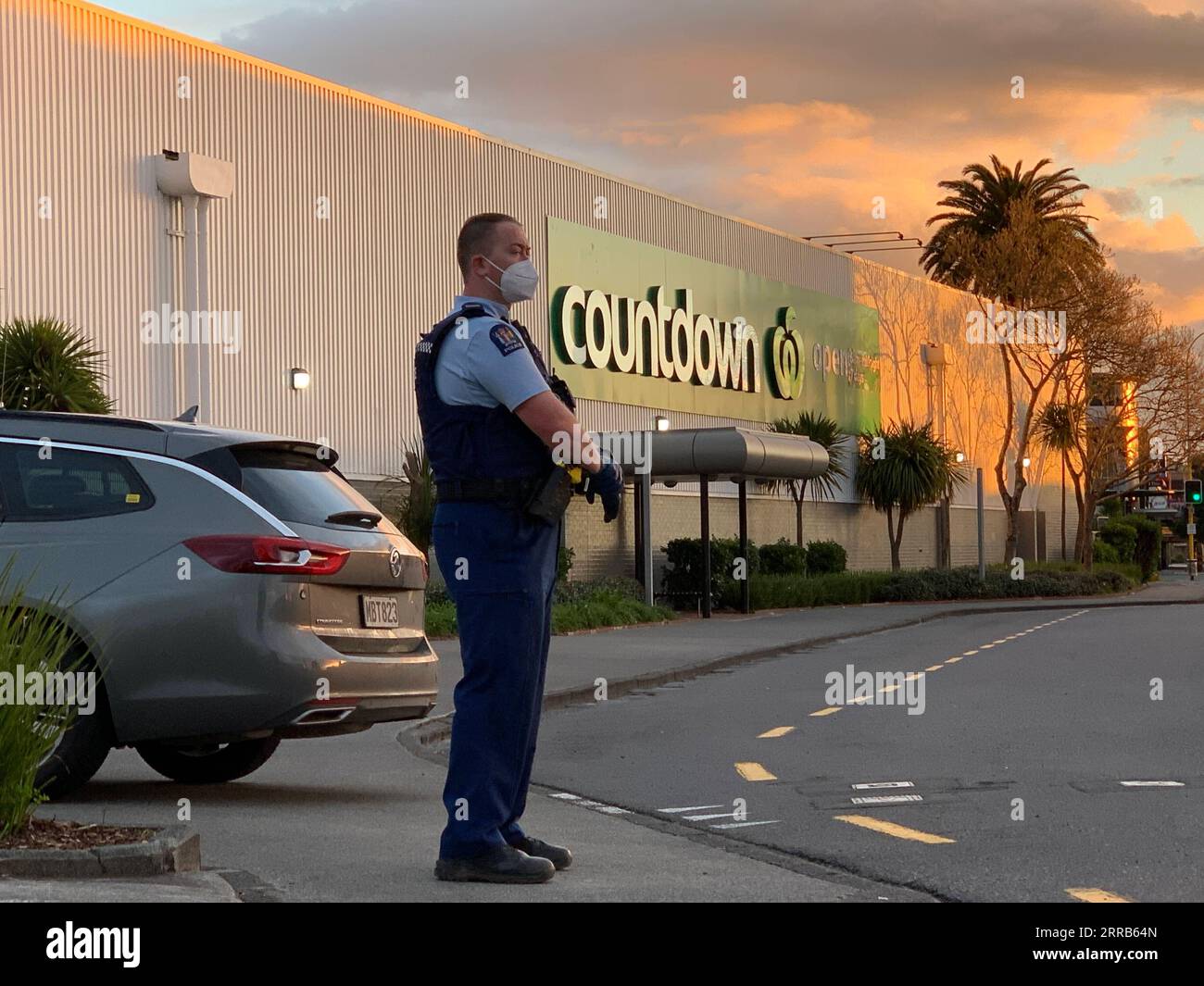 210903 -- AUCKLAND, Sept. 3, 2021 -- A police officer stands guard outside the New Lynn supermarket in Auckland, New Zealand, Sept. 3, 2021. New Zealand Prime Minister Jacinda Ardern confirmed that the violent attack that happened at New Lynn supermarket in Auckland at 2:40 p.m. local time Friday was a terrorist attack carried out by an extremist. Photo by /Xinhua NEW ZEALAND-AUCKLAND-SUPERMARKET-TERRORIST ATTACK ZhaoxGang PUBLICATIONxNOTxINxCHN Stock Photo