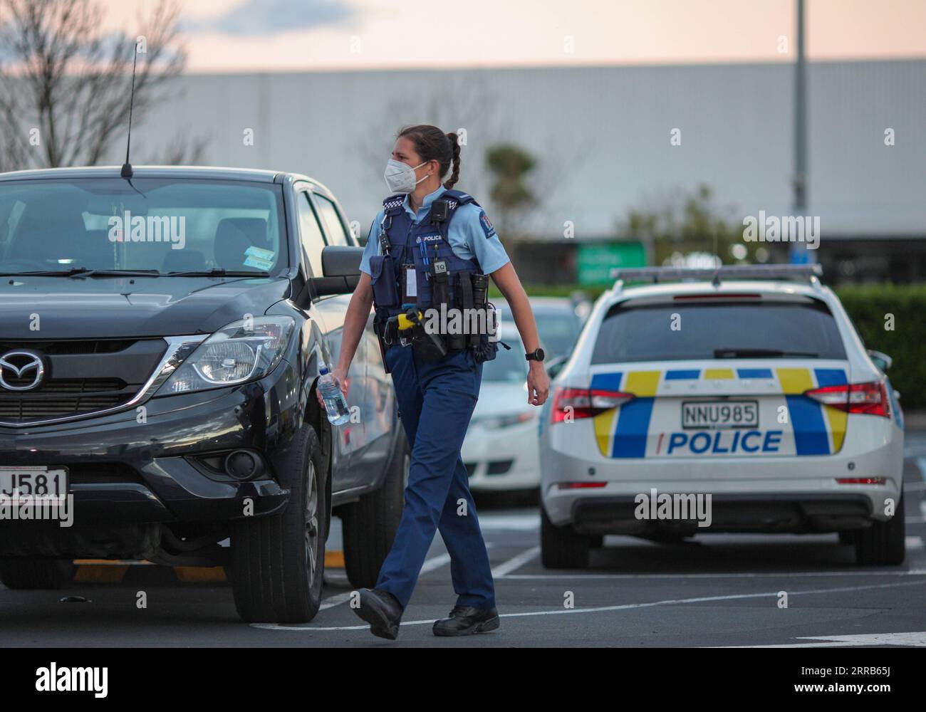 210903 -- AUCKLAND, Sept. 3, 2021 -- A police officer stands guard near the New Lynn supermarket in Auckland, New Zealand, Sept. 3, 2021. New Zealand Prime Minister Jacinda Ardern confirmed that the violent attack that happened at New Lynn supermarket in Auckland at 2:40 p.m. local time Friday was a terrorist attack carried out by an extremist. Photo by /Xinhua NEW ZEALAND-AUCKLAND-SUPERMARKET-TERRORIST ATTACK ZhaoxGang PUBLICATIONxNOTxINxCHN Stock Photo