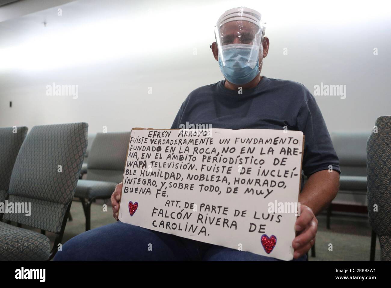 August 12, 2020: 20210907, San Juan.Velorio del periodista Efrn Arroyo en la funeraria Ehret. En la foto, Luis Falc n muestra sus respetos al periodista. Credit Image: /El Nuevo Dia de Puerto Rico via ZUMA Press Latino News - August 12, 2020 VanessaxSerraxDiaz PUBLICATIONxNOTxINxCHN END20210908000000007.jpg Stock Photo