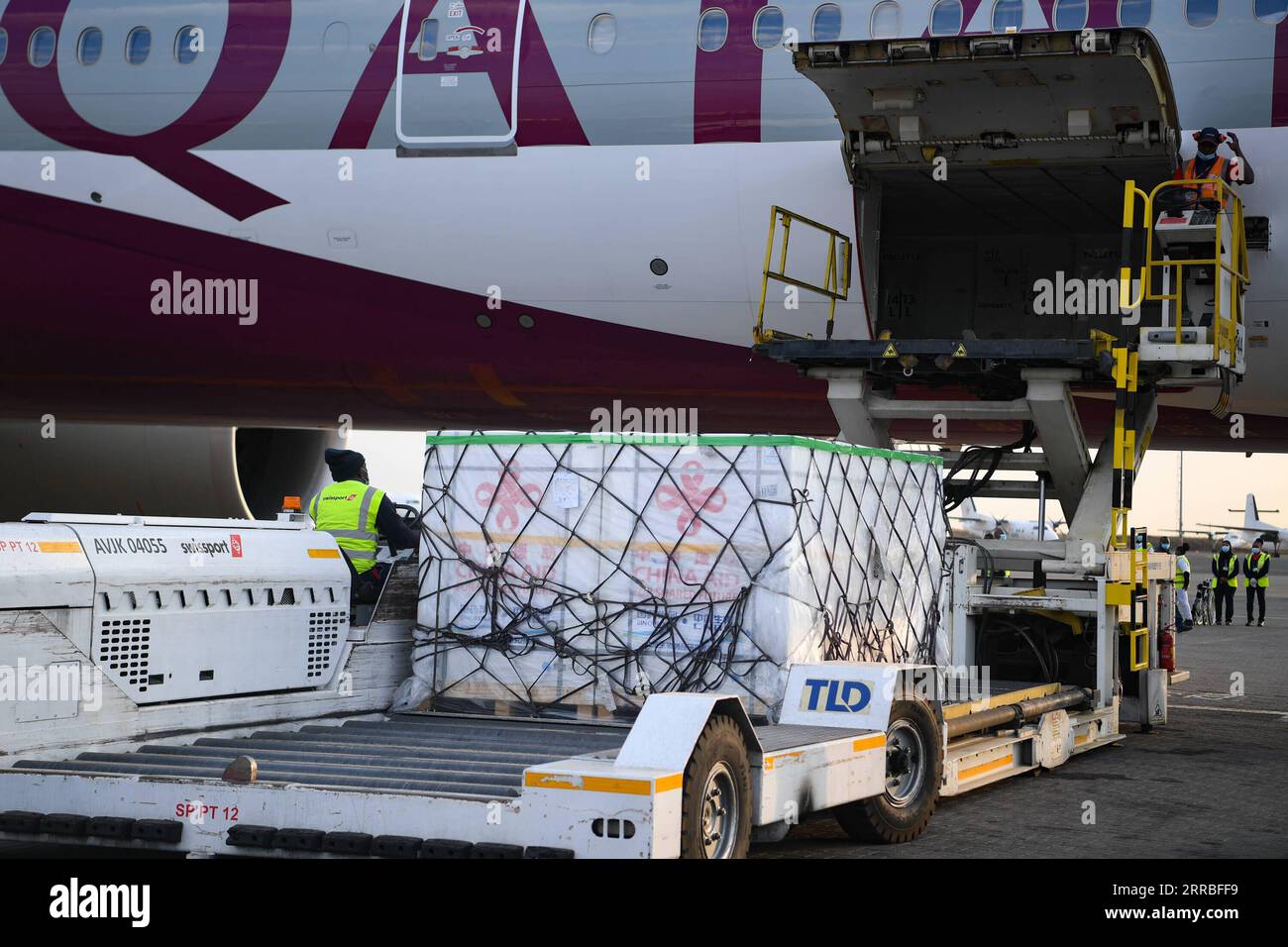 210919 -- NAIROBI, Sept. 19, 2021 -- Staff members unload China-donated COVID-19 vaccines at an airport in Nairobi, Kenya, Sept. 18, 2021. Senior Kenyan government officials on Saturday received a batch of Sinopharm COVID-19 vaccine doses from China as the East African nation ramps up inoculations for high-risk populations against the virus, saying they would reinvigorate the pandemic fight in the country.  KENYA-NAIROBI-CHINA-DONATED VACCINES-ARRIVAL LixYan PUBLICATIONxNOTxINxCHN Stock Photo