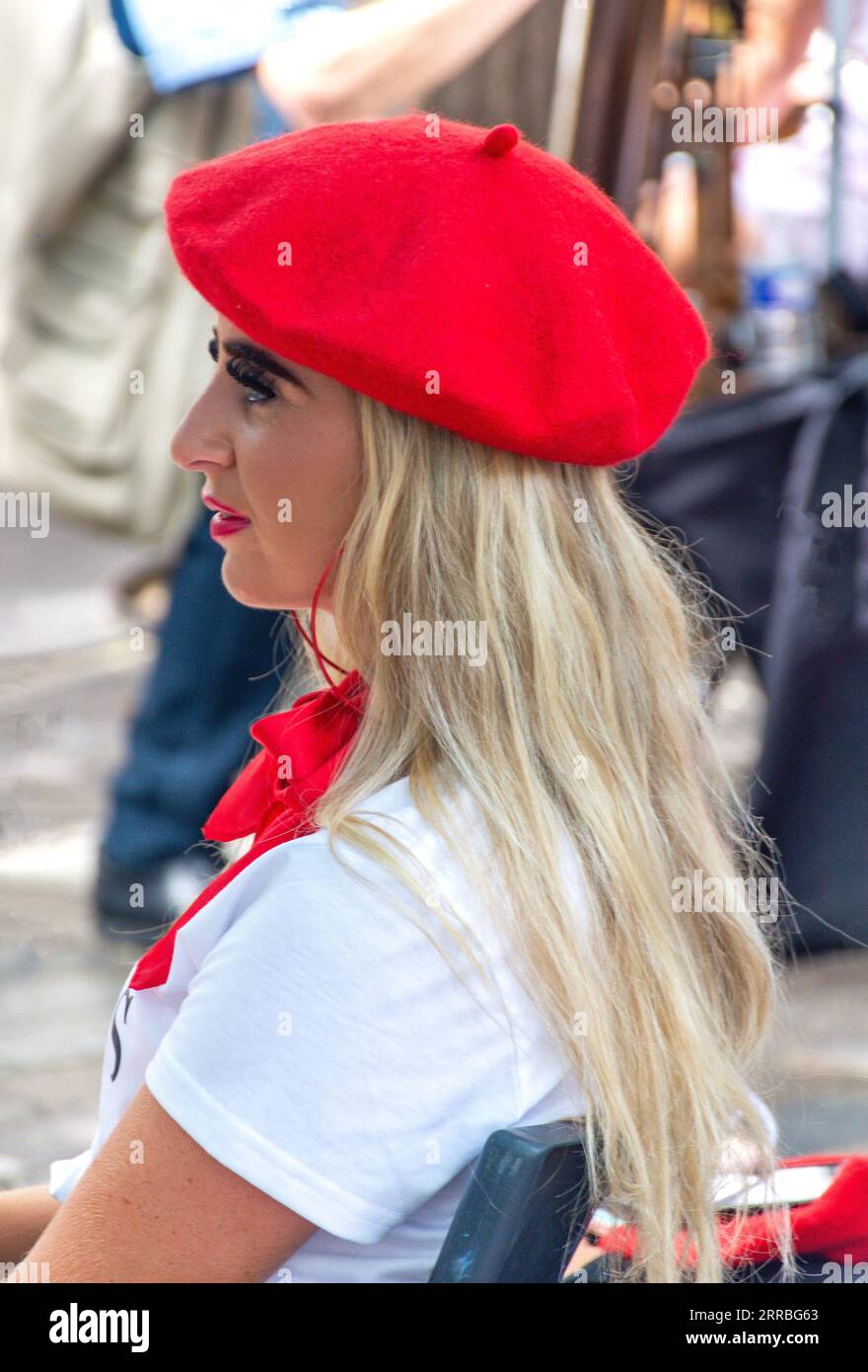 Woman france beret hi-res stock photography and images - Alamy