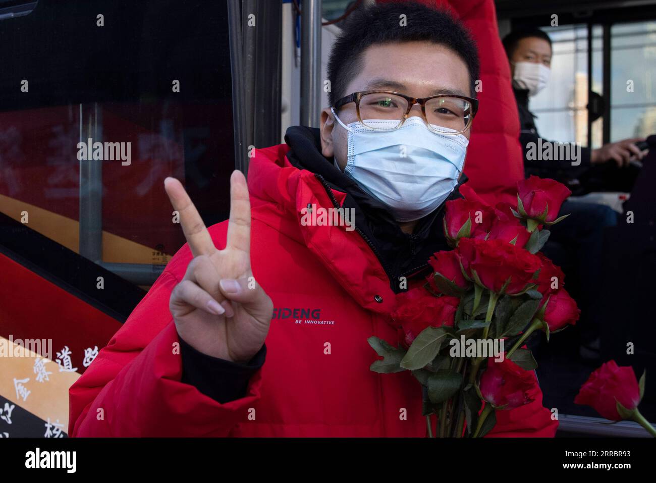 211004 -- HARBIN, Oct. 4, 2021 -- A medical worker aiding Harbin in nucleic acid testing gestures before getting on a bus in Harbin, northeast China s Heilongjiang Province, Oct. 4, 2021. A total of 266 medical workers from Hebei and Jilin provinces who came to aid Harbin in nucleic acid testing left the city on Monday after finishing their work.  CHINA-HEILONGJIANG-HARBIN-COVID-19-AID TEAM-RETURN CN ZhangxTao PUBLICATIONxNOTxINxCHN Stock Photo