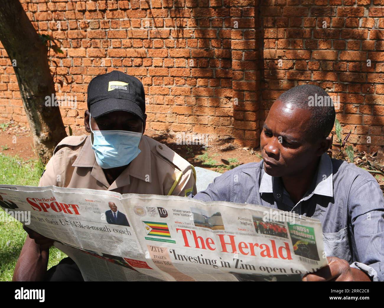 211014 -- HARARE, Oct. 14, 2021 -- Local residents read The Herald in Harare, Zimbabwe, Oct. 14, 2021.  Xinhua Headlines: 1,000 USD per fake news report -- U.S. plot to discredit Chinese investments exposed by Zimbabwean daily ZhangxYuliang PUBLICATIONxNOTxINxCHN Stock Photo
