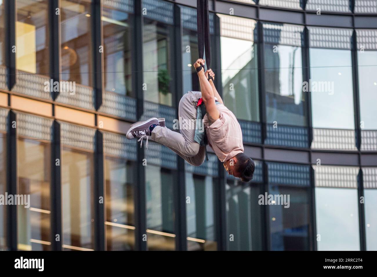 London, UK.  7 September 2023.  A performer takes part in Dinner for All, an immersive circus show by Gorilla Circus to launch week two of the City of London’s revival of Bartholomew Fair.  The free performance runs until September 9 in Broadgate Circle near Liverpool Street station.  Credit: Stephen Chung / EMPICS / Alamy Live News Stock Photo