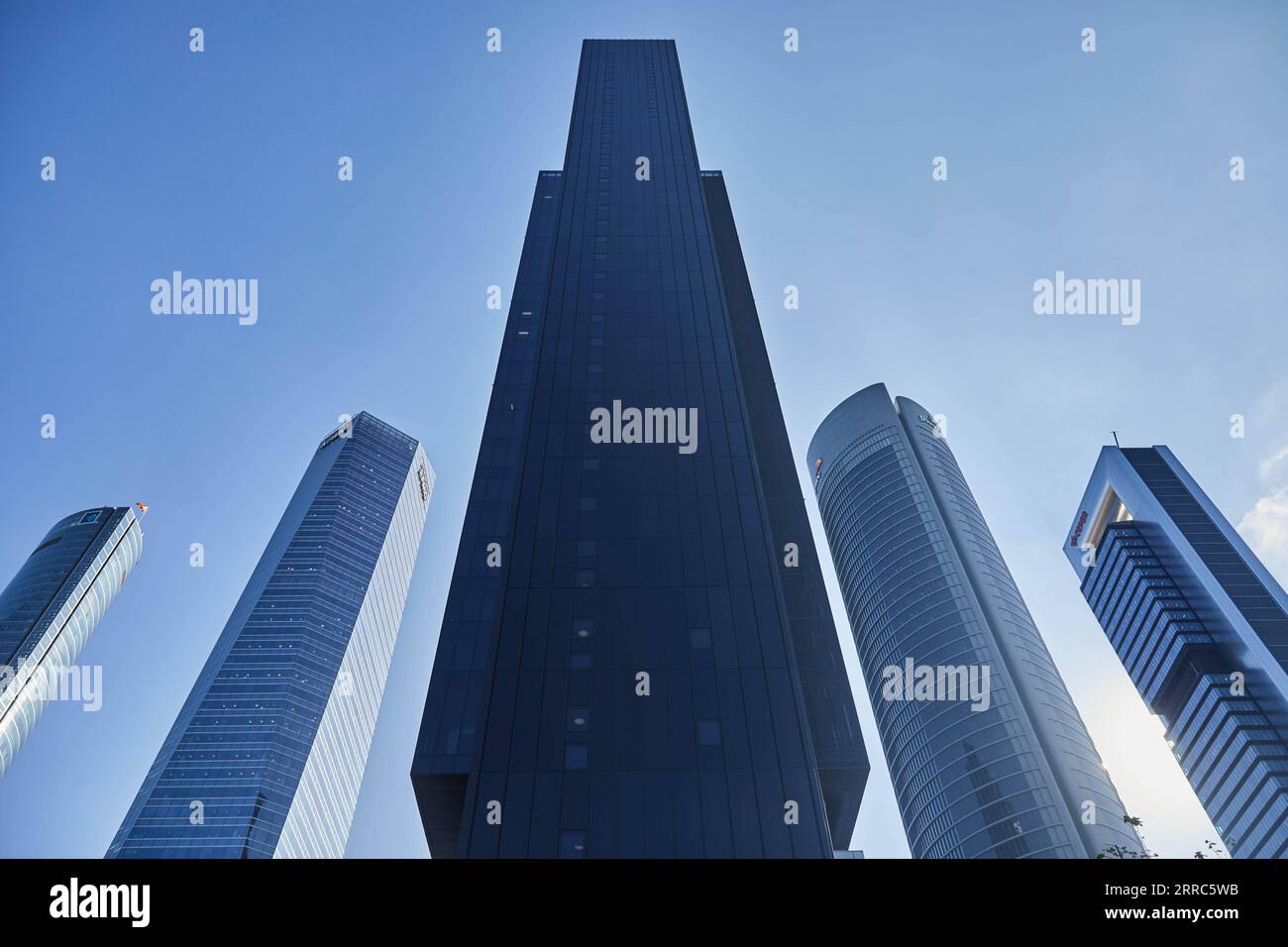 News Bilder des Tages 211020 -- MADRID, Oct. 20, 2021 -- Photo taken on Oct. 19, 2021 shows the IE Tower C in Madrid, Spain. The IE Tower, a new teaching building for IE University, was inaugurated in Madrid on Tuesday. With a height of 180 meters, the building has 35 floors and covers an area of 50,000 square meters, making it the third tallest teaching building in the world.  SPAIN-MADRID-SKYSCRAPER-CAMPUS MengxDingbo PUBLICATIONxNOTxINxCHN Stock Photo