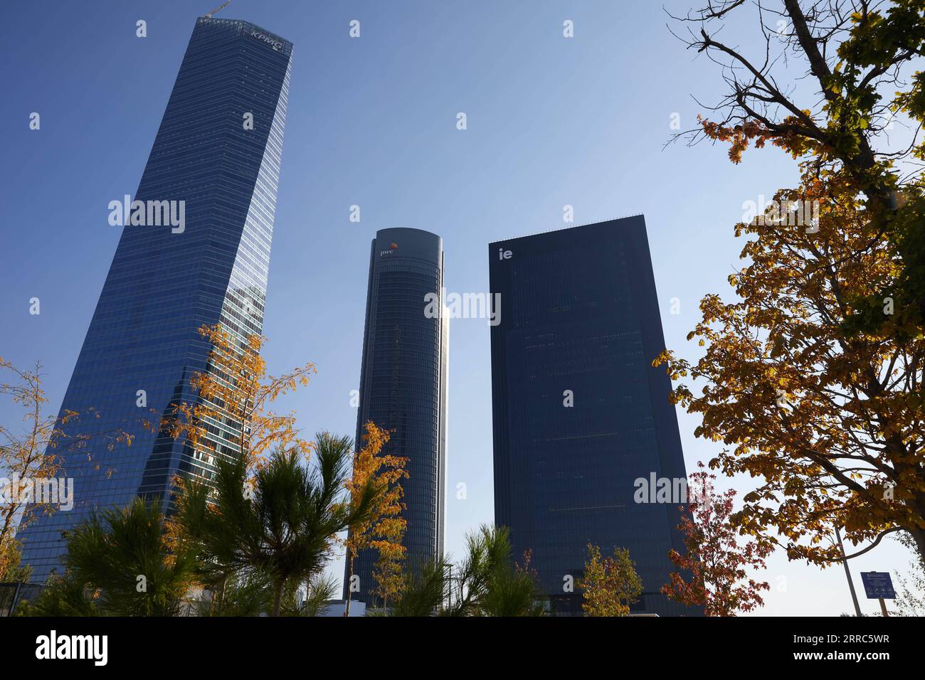 211020 -- MADRID, Oct. 20, 2021 -- Photo taken on Oct. 19, 2021 shows the IE Tower R in Madrid, Spain. The IE Tower, a new teaching building for IE University, was inaugurated in Madrid on Tuesday. With a height of 180 meters, the building has 35 floors and covers an area of 50,000 square meters, making it the third tallest teaching building in the world.  SPAIN-MADRID-SKYSCRAPER-CAMPUS MengxDingbo PUBLICATIONxNOTxINxCHN Stock Photo