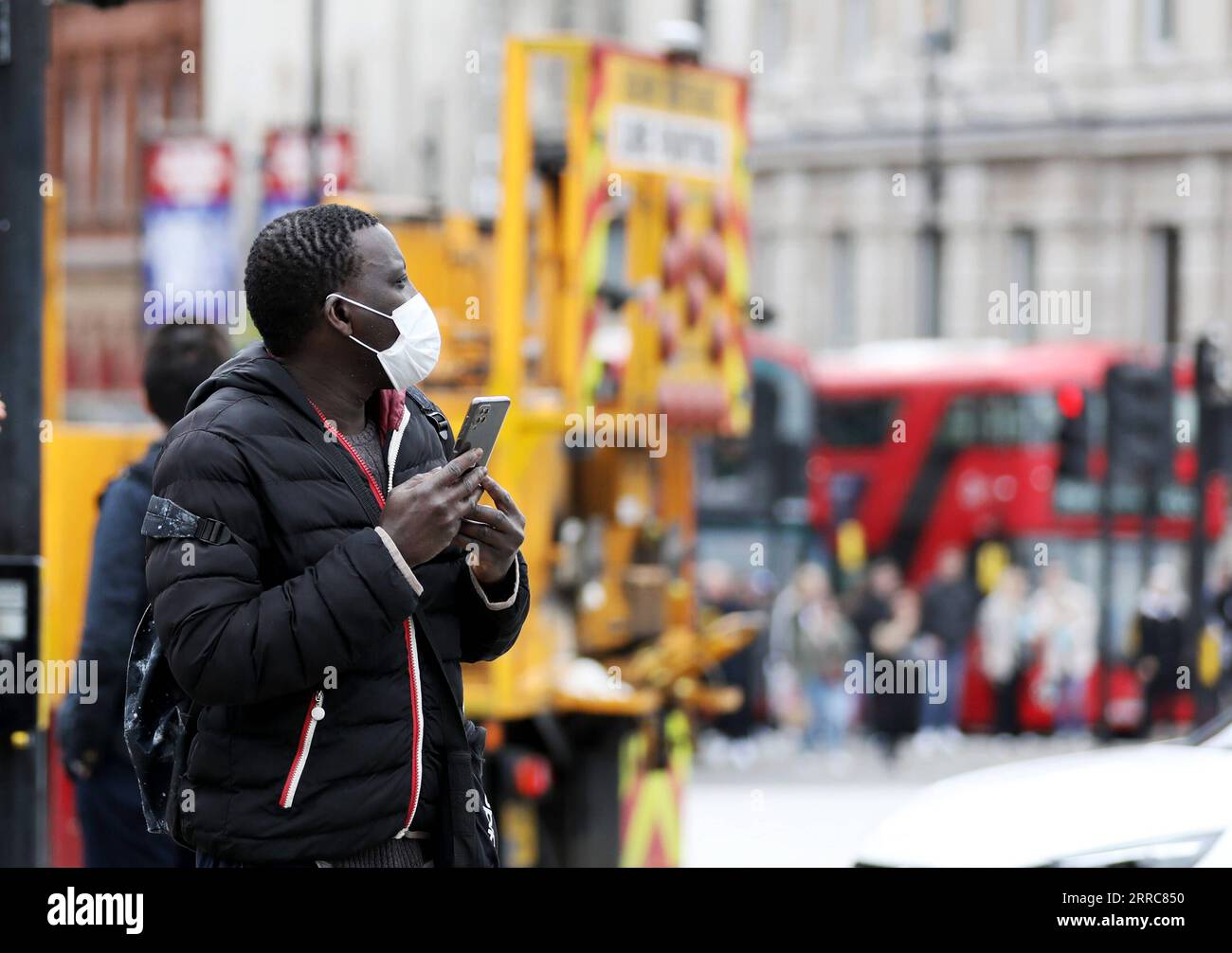 211023 -- LONDON, Oct. 23, 2021 -- A man wearing a face mask walks on a street in London, Britain, on Oct. 23, 2021. Another 44,985 people in Britain have tested positive for COVID-19, bringing the total number of coronavirus cases in the country to 8,734,934, according to official figures released Saturday.  BRITAIN-LONDON-COVID-19-CASES LixYing PUBLICATIONxNOTxINxCHN Stock Photo