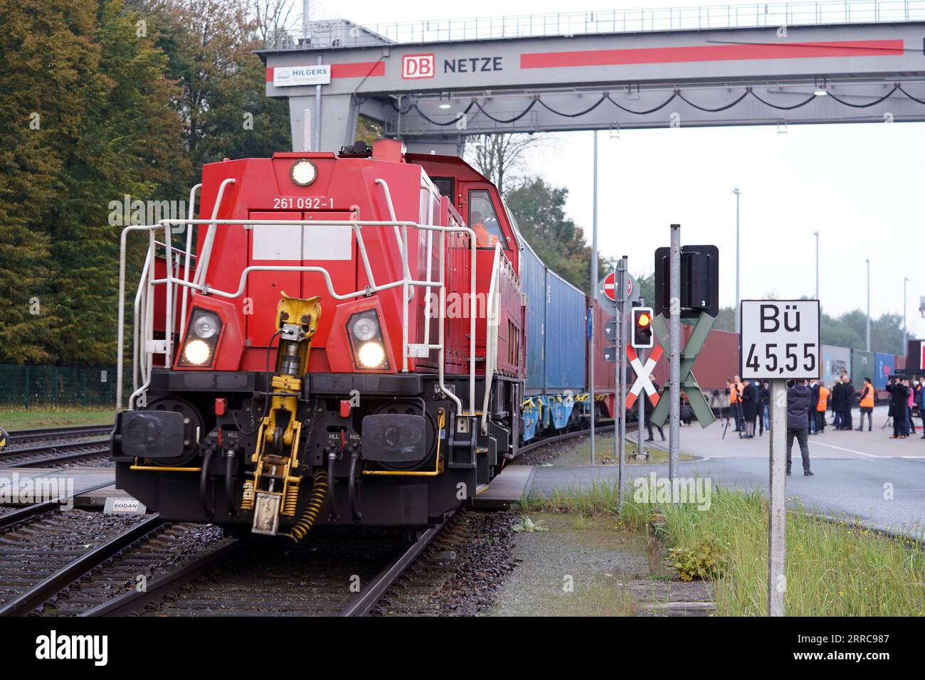 211027 -- HAMBURG, Oct. 27, 2021 -- China-Europe freight train Shanghai Express is seen in Hamburg, Germany, on Oct. 26, 2021. The first Shanghai Express, carrying 50 containers loaded with apparel, auto parts and solar panels, traveled more than 10,000 km before arriving in northern Germany late on Monday. The China-Europe freight trains traveling along 73 routes have reached more than 170 cities in 23 European countries, since it was launched in 2011.  GERMANY-HAMBURG-CHINA-EUROPE FREIGHT TRAIN-ARRIVAL WangxQing PUBLICATIONxNOTxINxCHN Stock Photo