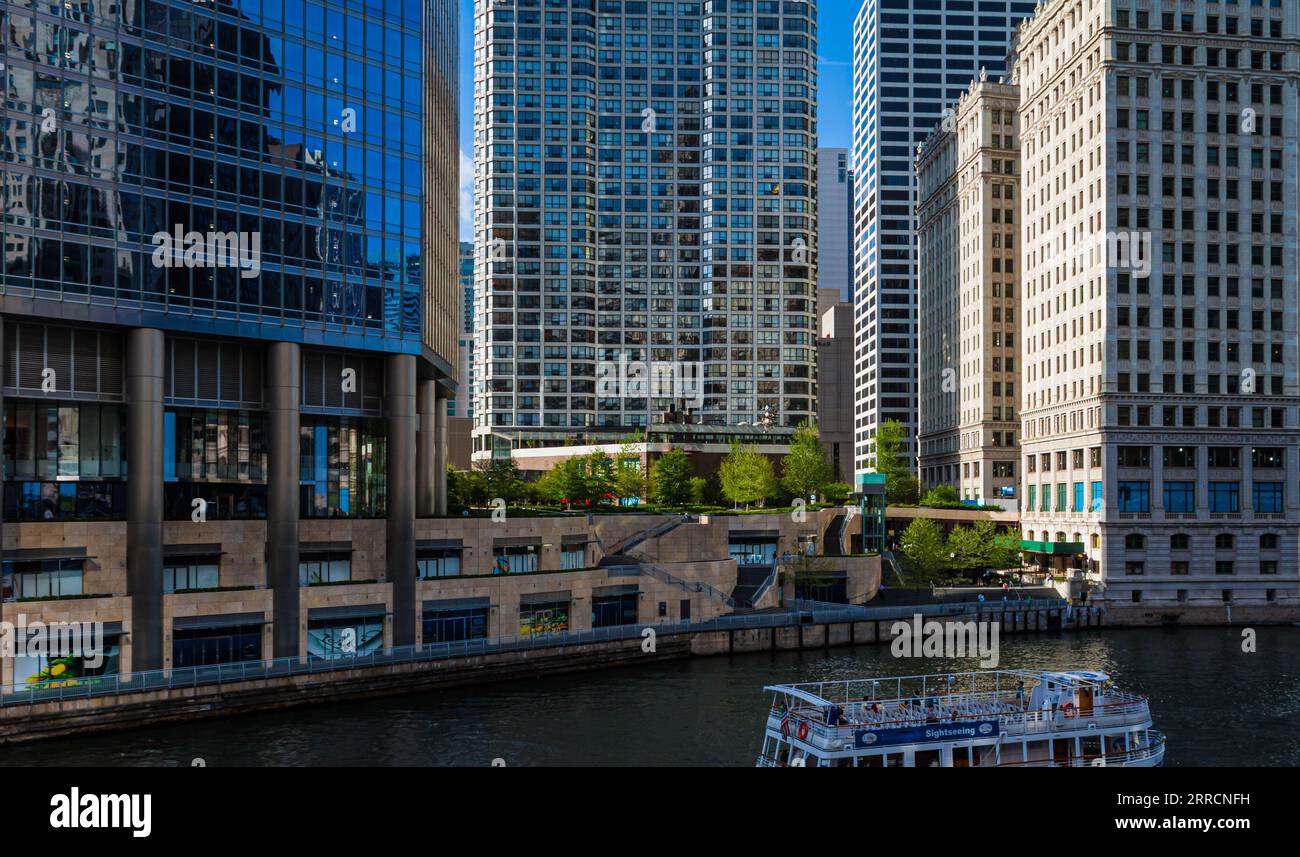 Tour Boats Cruising on the Chicago River, Downtown, Chicago, Illinois
